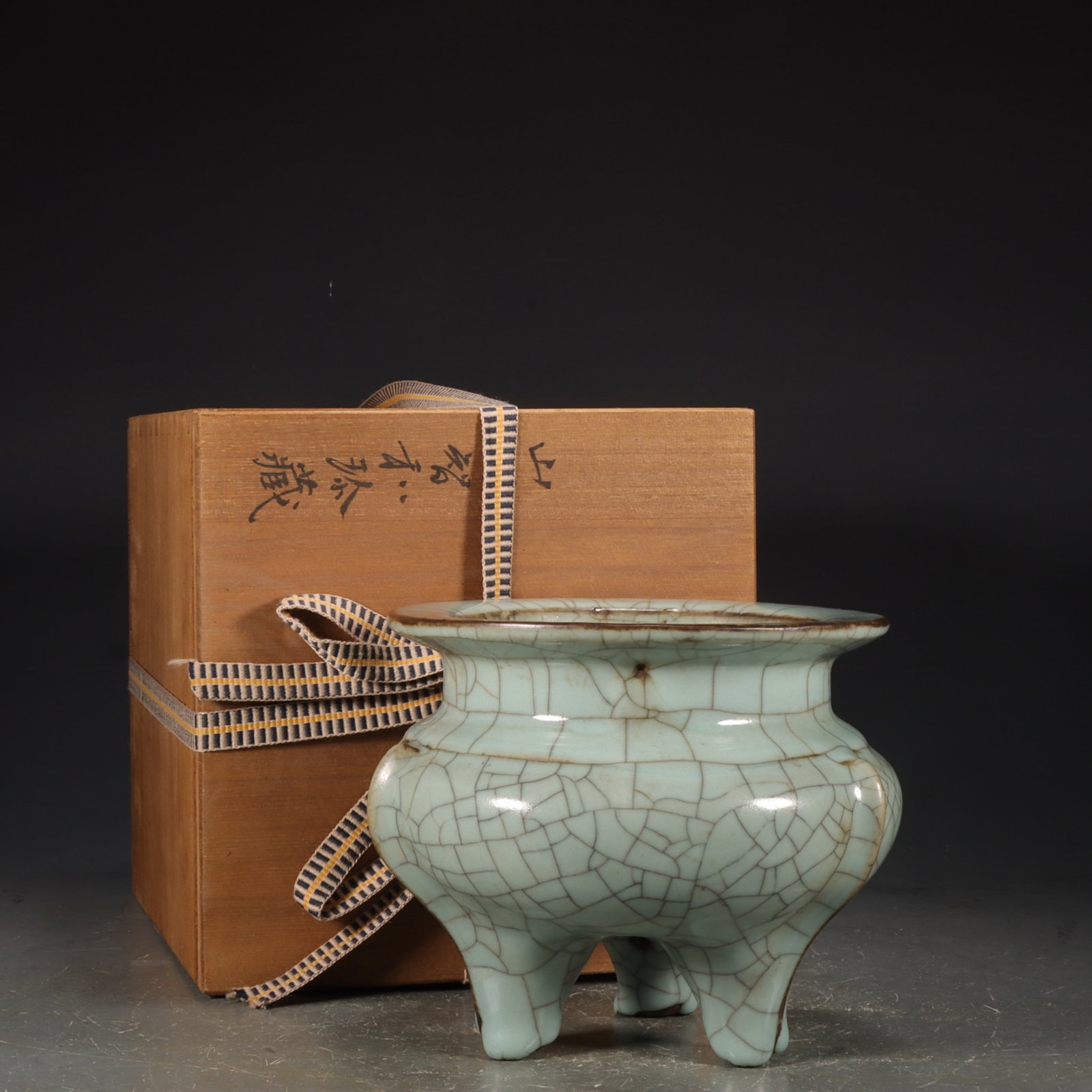 An Exquisite Ru yao Sky Blue Glazed Tripod Censer: An Exquisite Ru yao Sky Blue Glazed Tripod Censer,Song Dynasty,China,Size:5inx6.7in 汝窑天青釉三足香炉,中国宋代