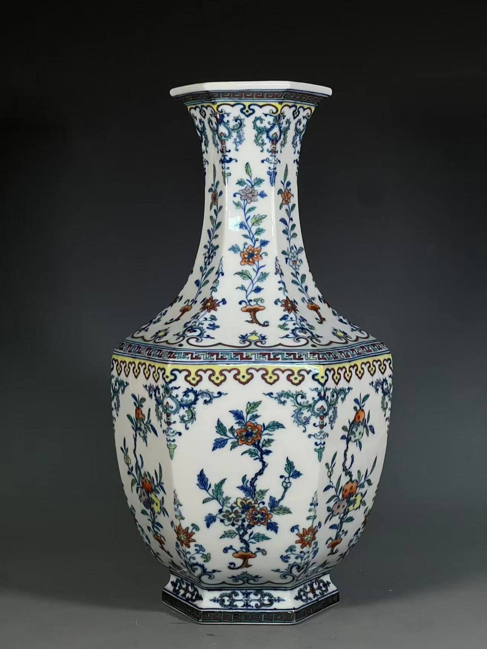 A Huge Doucai Flower Pattern Vase - 3