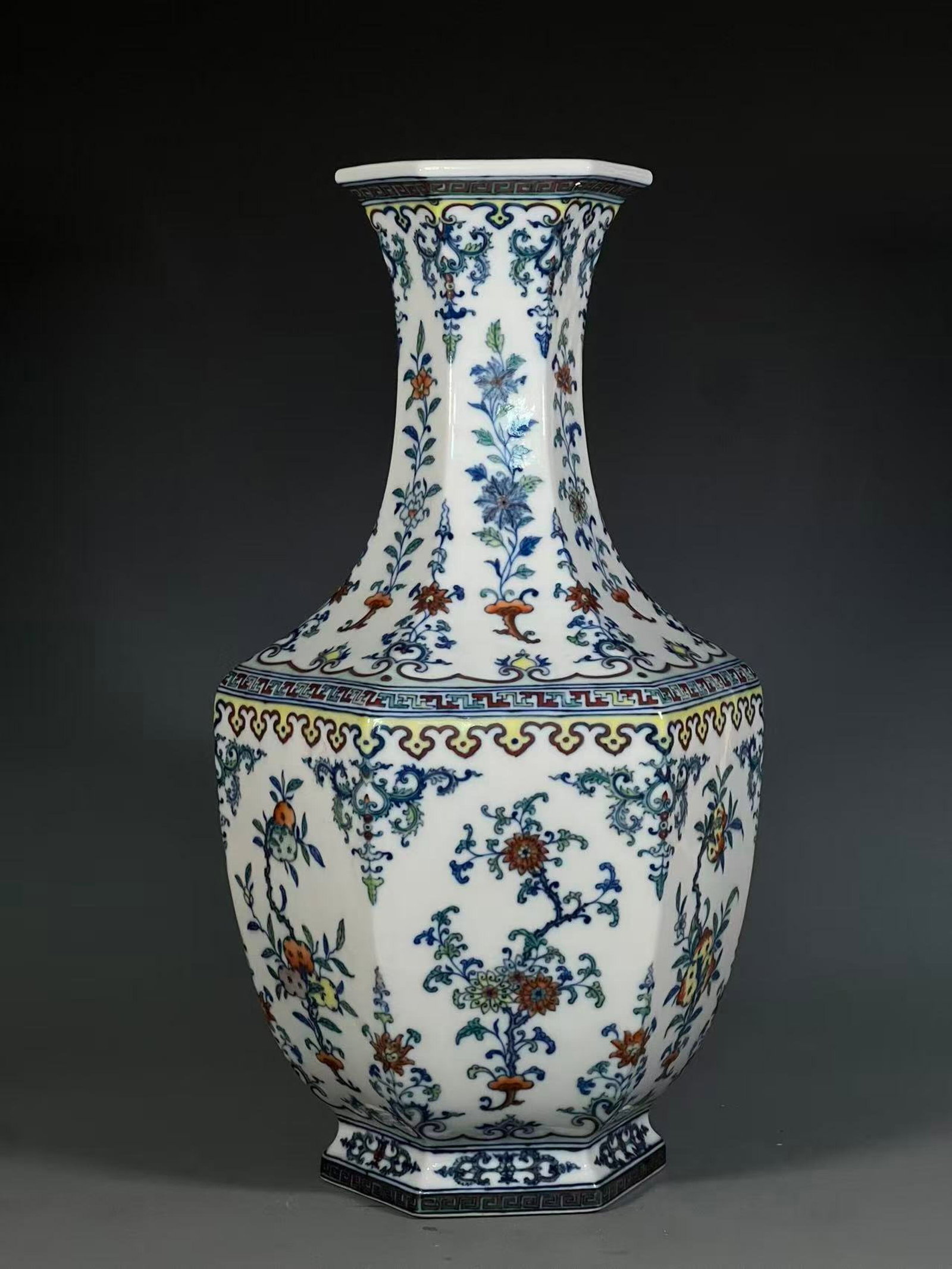 A Huge Doucai Flower Pattern Vase - 4