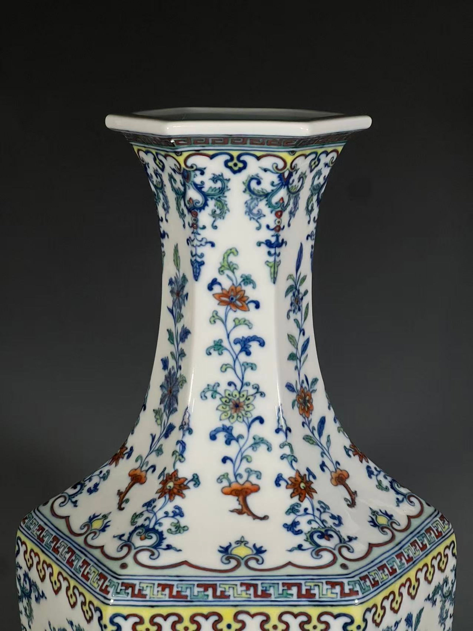A Huge Doucai Flower Pattern Vase - 6