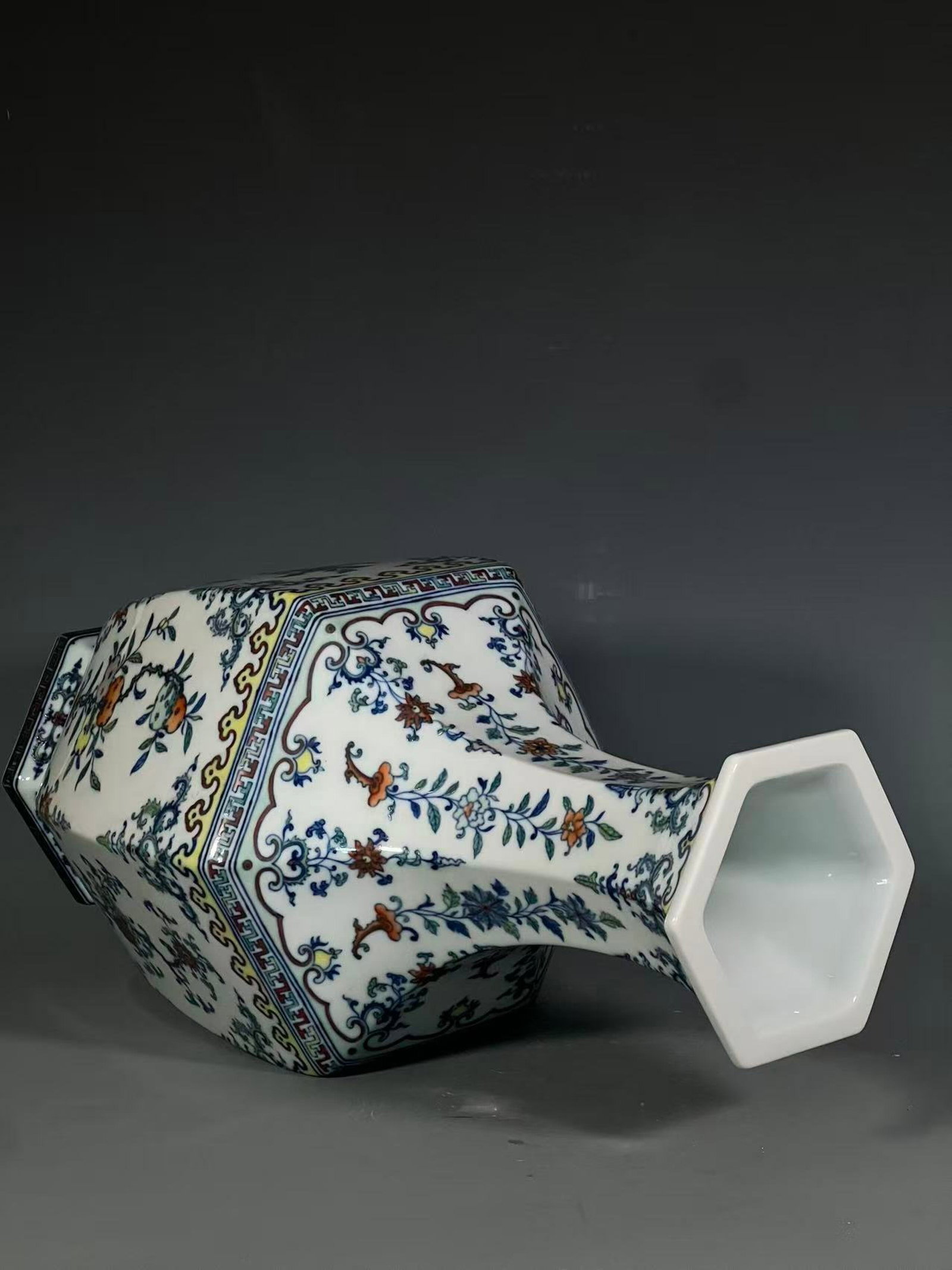 A Huge Doucai Flower Pattern Vase - 7
