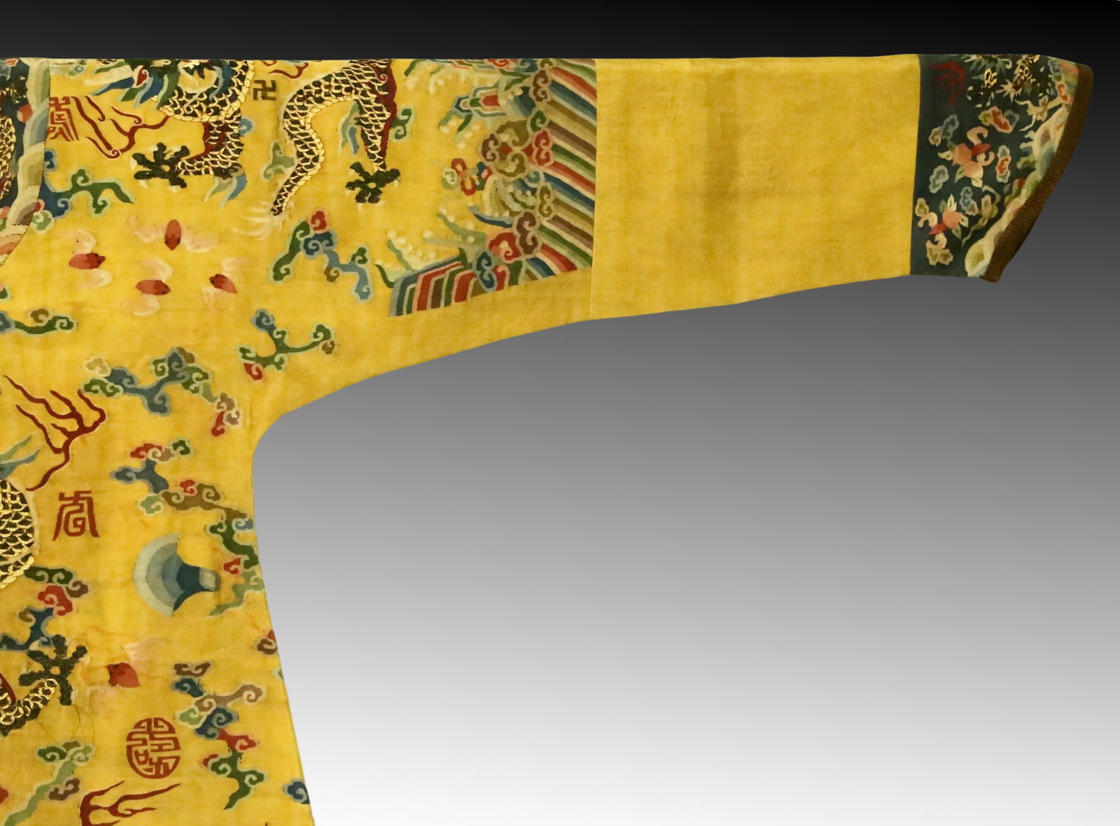 An Exquisite Kesi Imperial Robe - 3