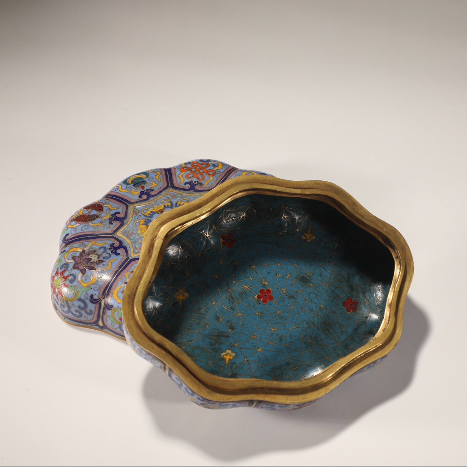 An Exquisite Cloisonne Eight Treasures Pattern Box - 4