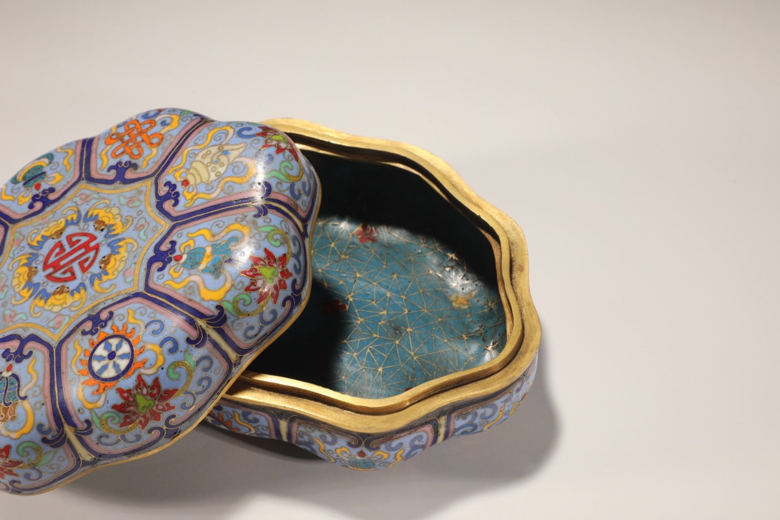 An Exquisite Cloisonne Eight Treasures Pattern Box - 8