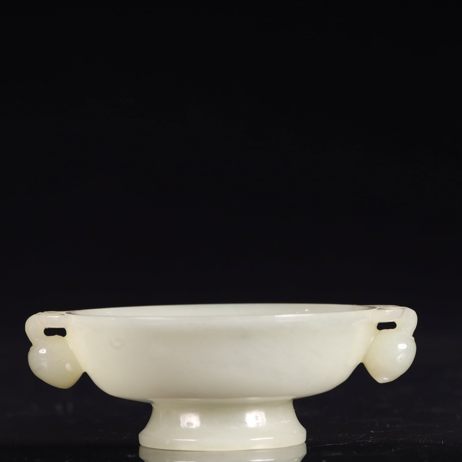 An Exquisite White Jade Peach Pattern Double-Ears Cup: An Exquisite White Jade Peach Pattern Double-Ears Cup,Qing Dynasty, China,Size:3.9inx3.1inx1.4in,Weight:100g 白玉桃纹双耳杯,中国清代