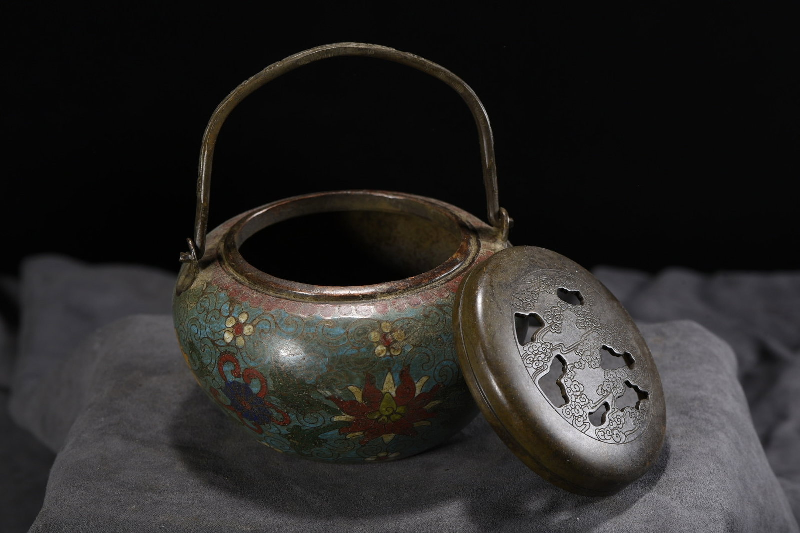 An Exquisite Cloisonne Lotus Pattern Handwarmer - 7