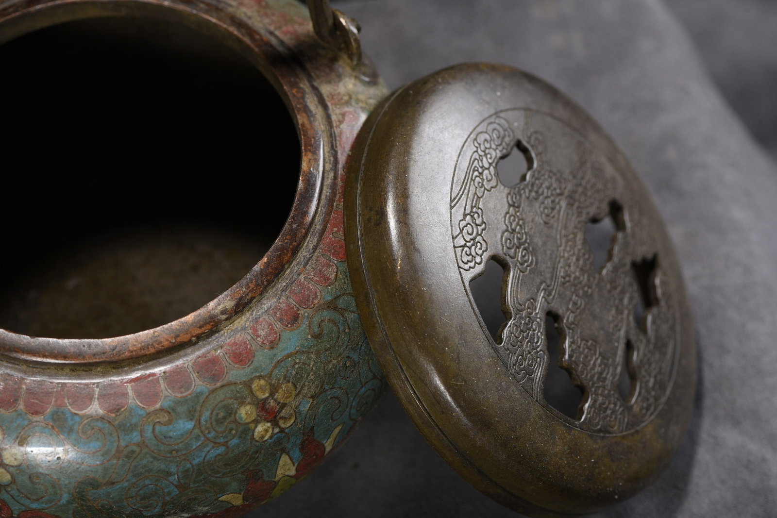 An Exquisite Cloisonne Lotus Pattern Handwarmer - 8