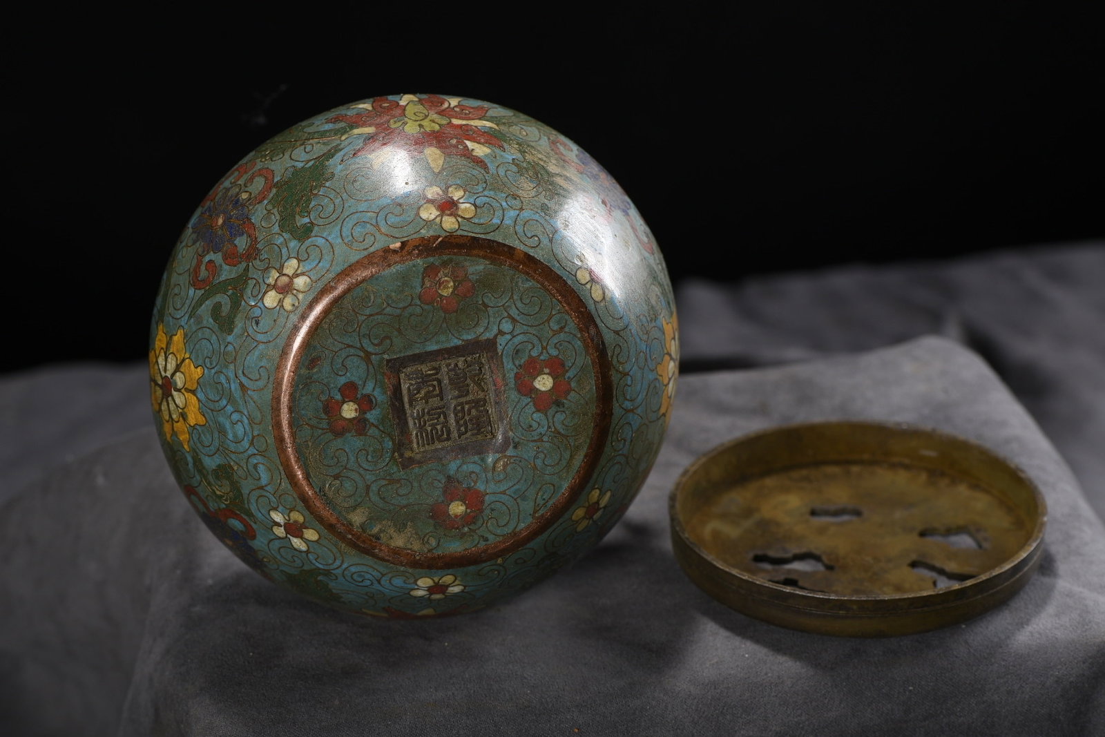 An Exquisite Cloisonne Lotus Pattern Handwarmer - 9