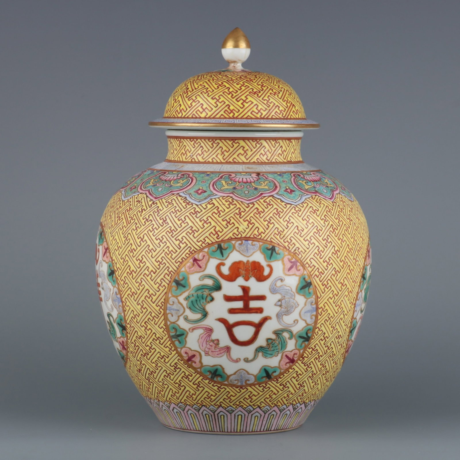 An Exquisite Yellow Ground Famille-Rose Painted Gold Bats and Peach Pattern Jar: An Exquisite Yellow Ground Famille-Rose Painted Gold Bats and Peach Pattern Jar,Qing Dynasty,China,Qianlong Six-character Mark,Size:10.4inx3.5in 黄地粉彩描金福