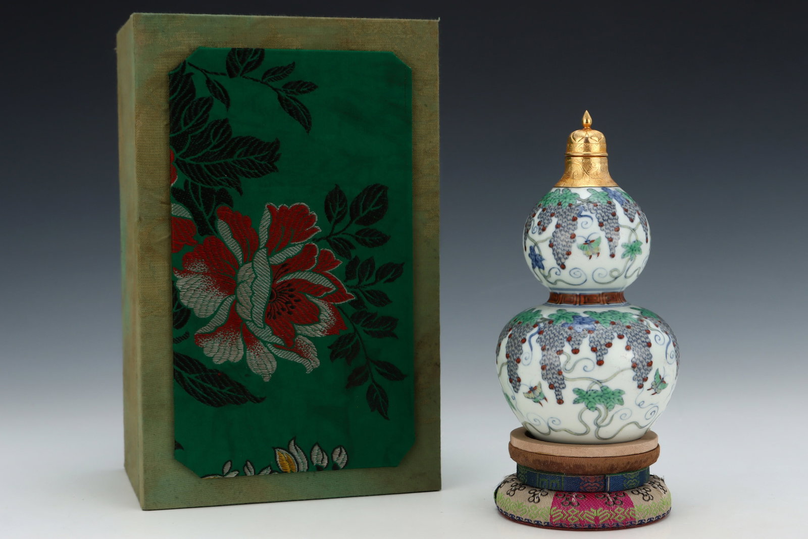 An Exquisite Doucai Cover with Gold Grapes Pattern Gourd-Shaped Vase: An Exquisite Doucai Cover with Gold Grapes Pattern Gourd-Shaped Vase,Ming Dynasty,China,Chenghua Six-character Mark,Size:7.2inx3.9in 斗彩包金葡萄纹葫