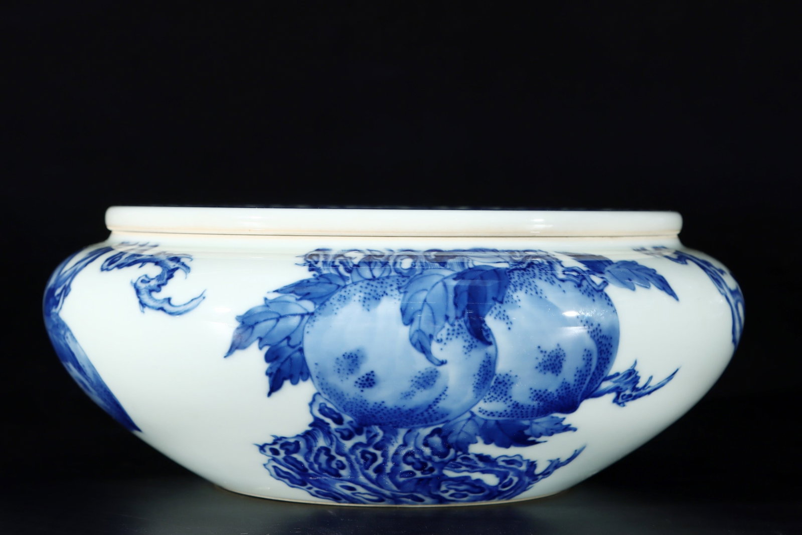 An Exquisite Blue and White Peach Pattern Pot: An Exquisite Blue and White Peach Pattern Pot,the Republic of China,With Mark,Size:3.1inx7.5in 青花桃子纹壶中国民国时期,带