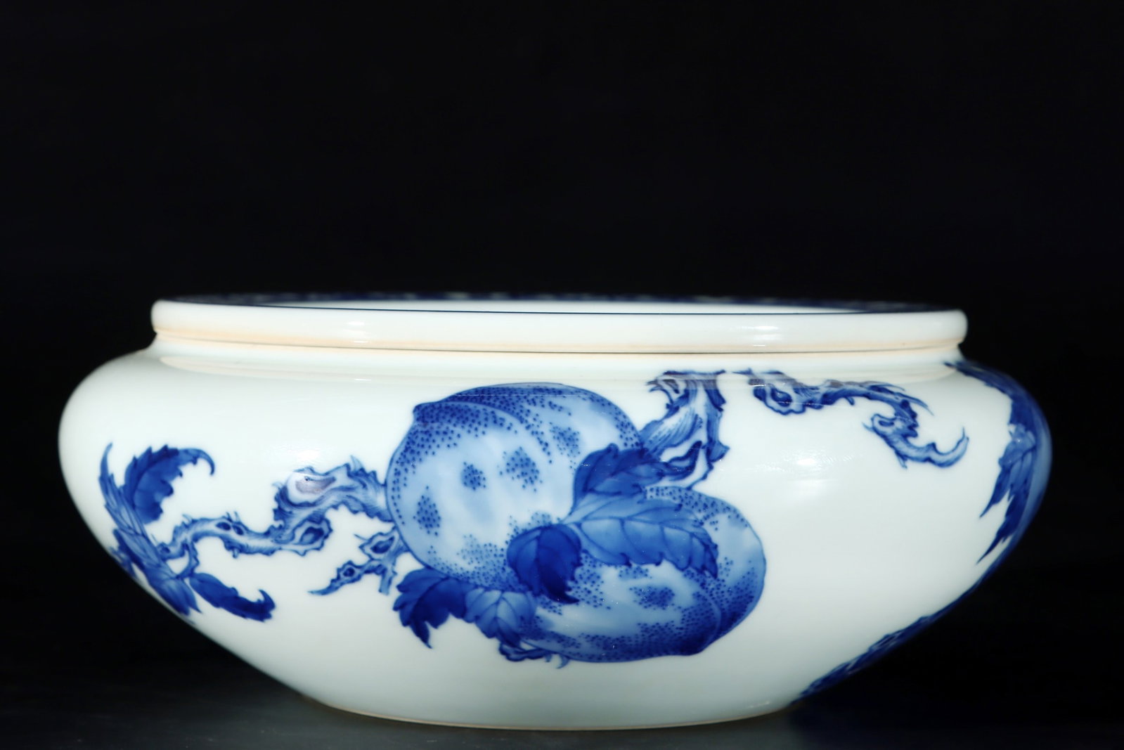 An Exquisite Blue and White Peach Pattern Pot - 6