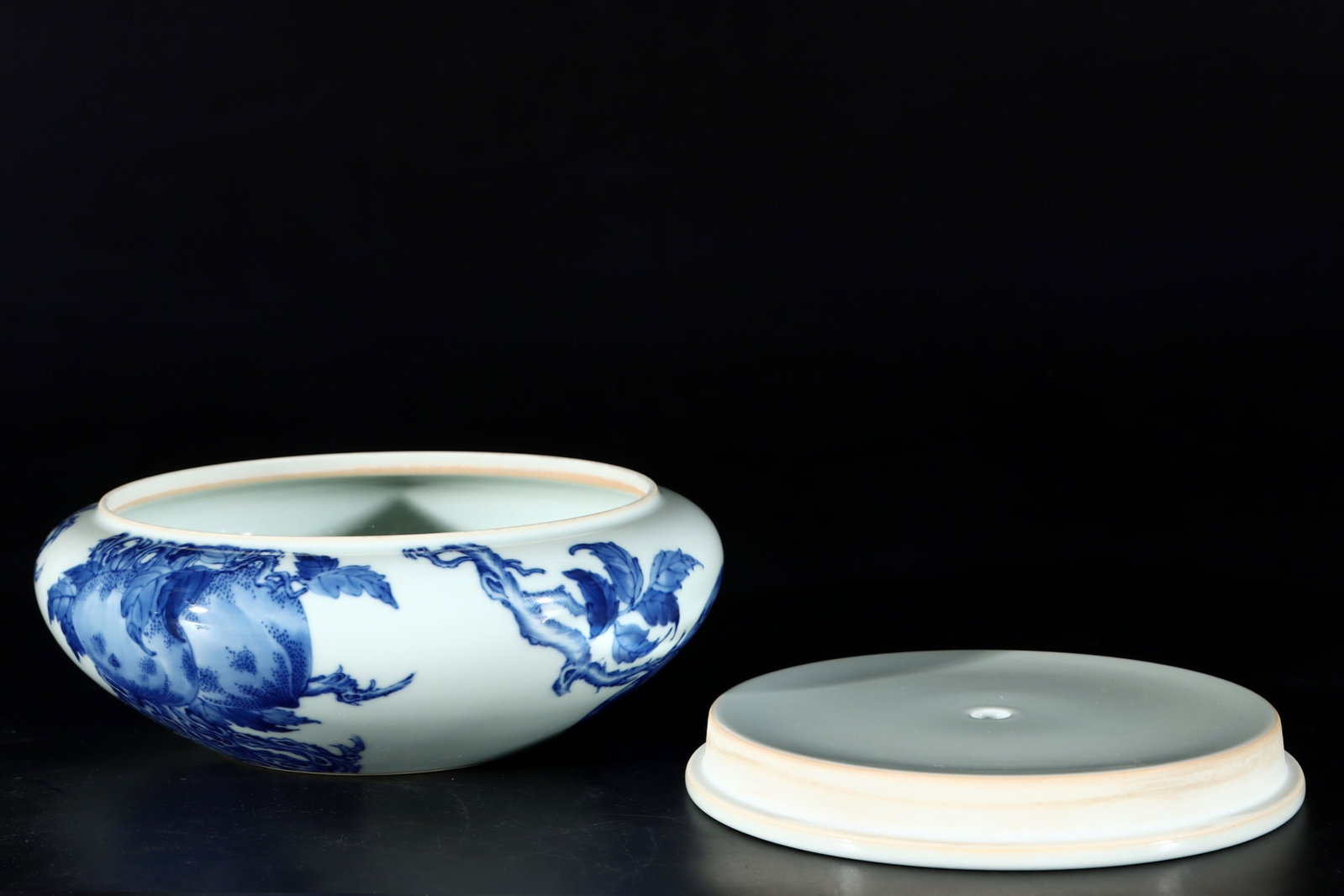 An Exquisite Blue and White Peach Pattern Pot - 8