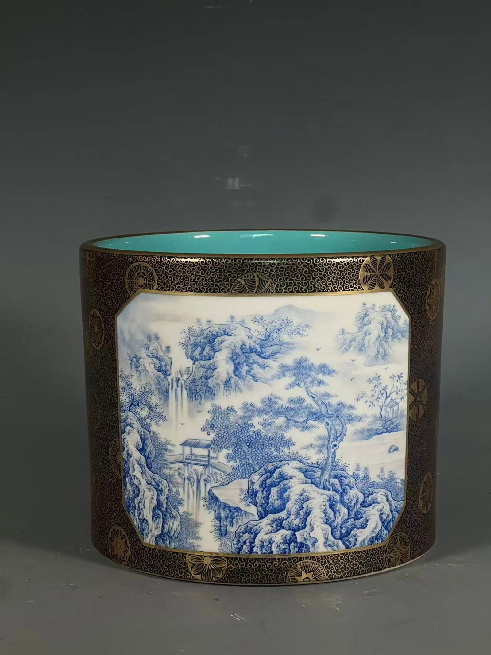 An Exquisite Ugyen Glazed Blue and White Painted Gold Landscape Pattern Brush Pot: An Exquisite Ugyen Glazed Blue and White Painted Gold Landscape Pattern Brush Pot,Qing Dynasty,China,Qianlong Six-character Mark,Size:6.3inx7.6in 乌金釉青花描ດ