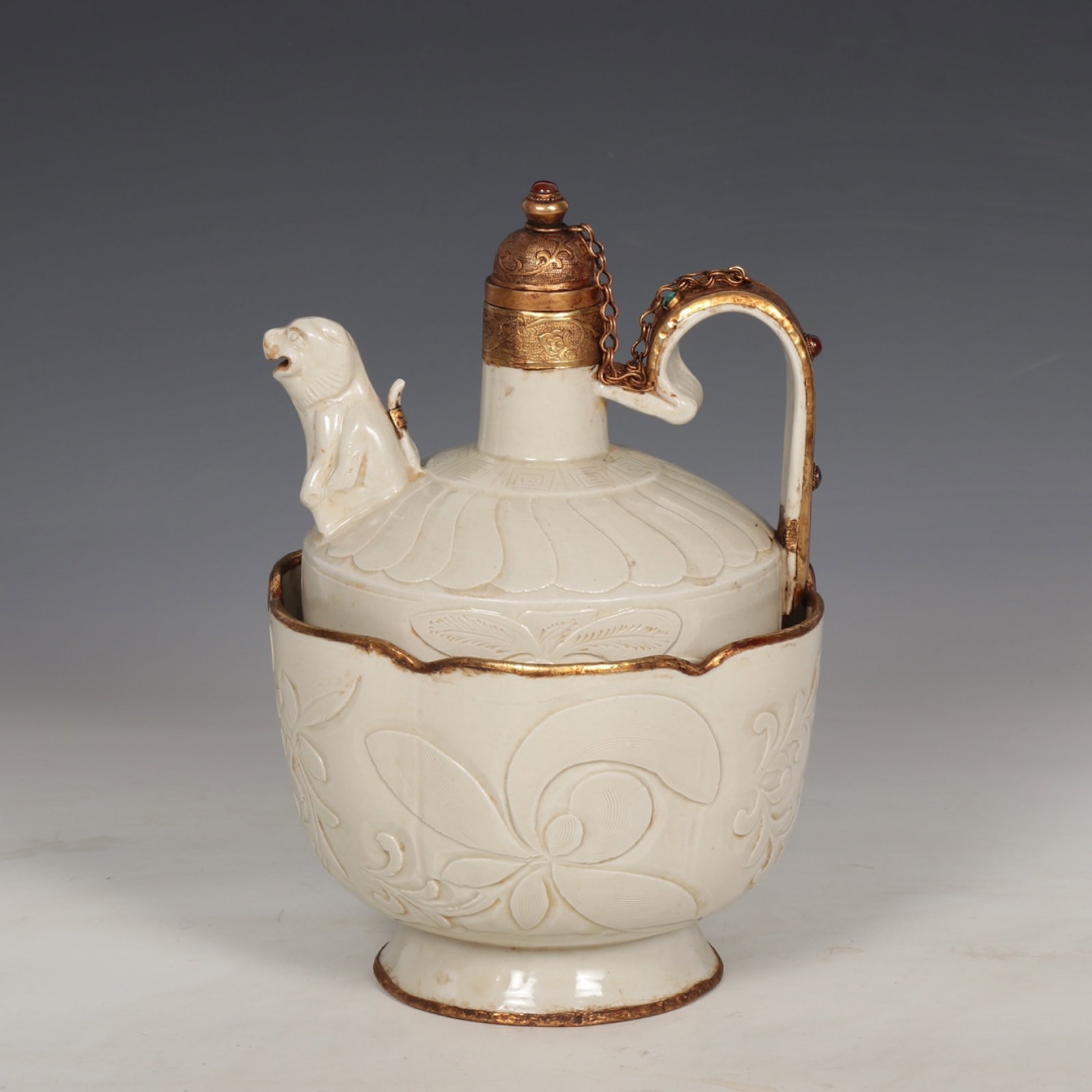 An Exquisite Ding yao Painted Gold Flower Pattern Food Vessel: An Exquisite Ding yao Painted Gold Flower Pattern Food Vessel,Song Dynasty,China,Size:9.6inx6.8in