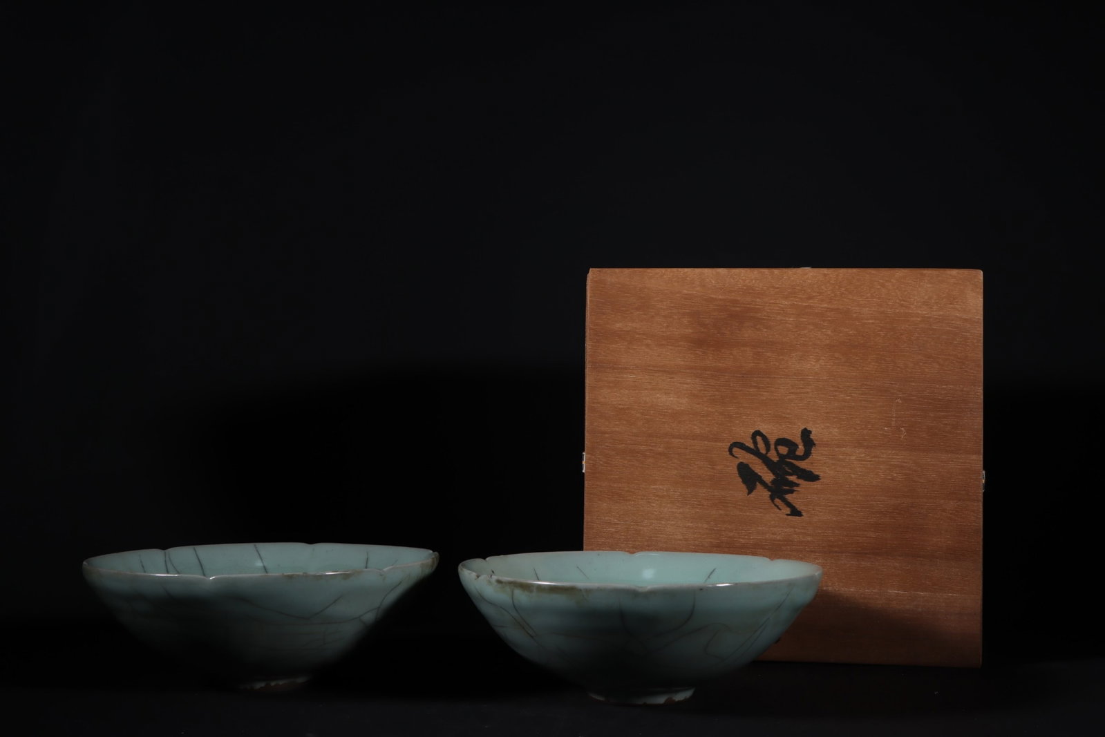 A Pair of Exquisite Guan yao Celadon Glazed Bowl: A Pair of Exquisite Guan yao Celadon Glazed Bowls,Song Dynasty,China,Size:2.8inx7.5in 一对官窑粉青釉碗,中国宋代