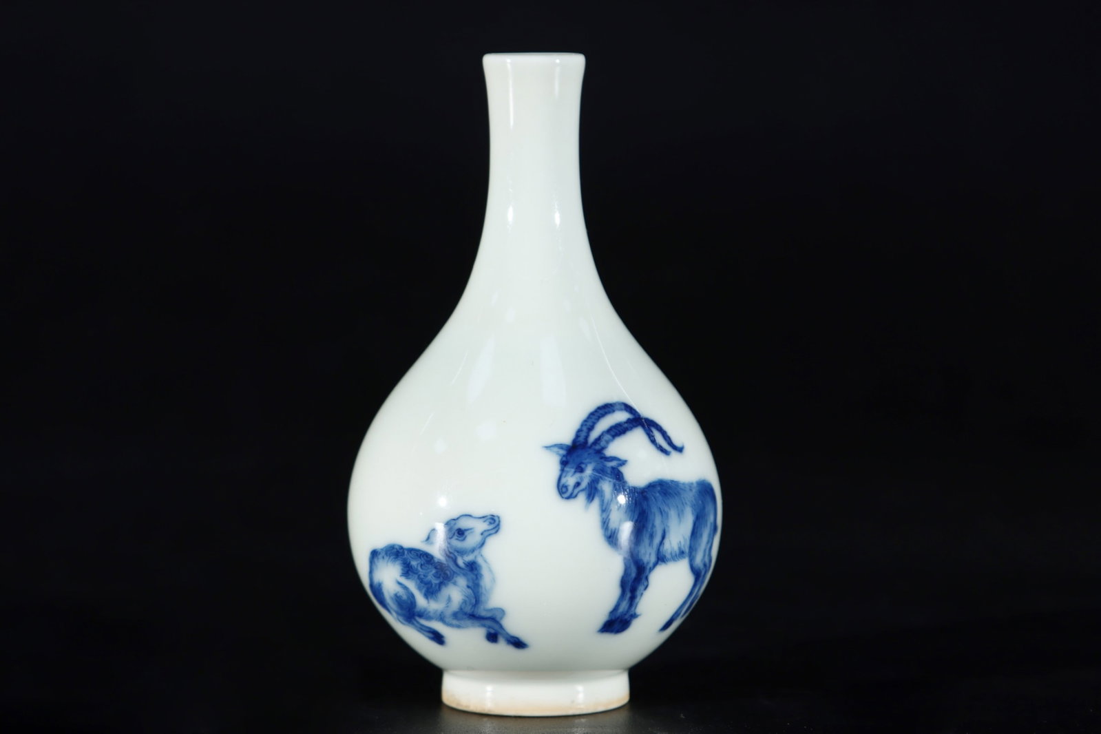 An Exquisite Blue and White Sheep Pattern Vase: An Exquisite Blue and White Sheep Pattern Vase,the Republic of China,With Mark,Size:3.5inx2in 青花羊纹瓶,中国民国时期,带款