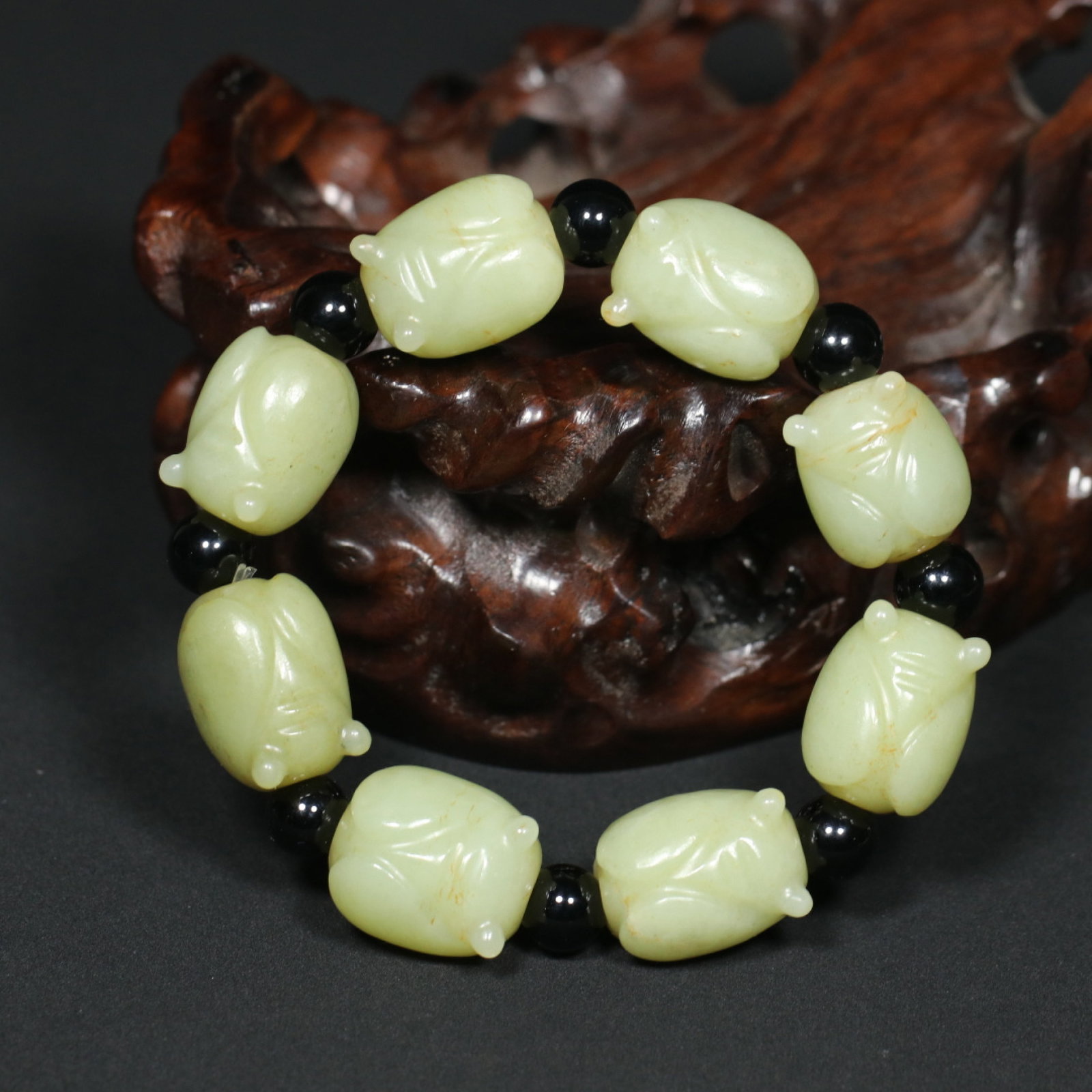 An Exquisite White Jade Cicada Bracelet: An Exquisite White Jade Cicada Bracelet,Qing Dynasty,China,Size:0.9inx0.7inx0.7in,Weight:119g 白玉蝉手链,中国清代