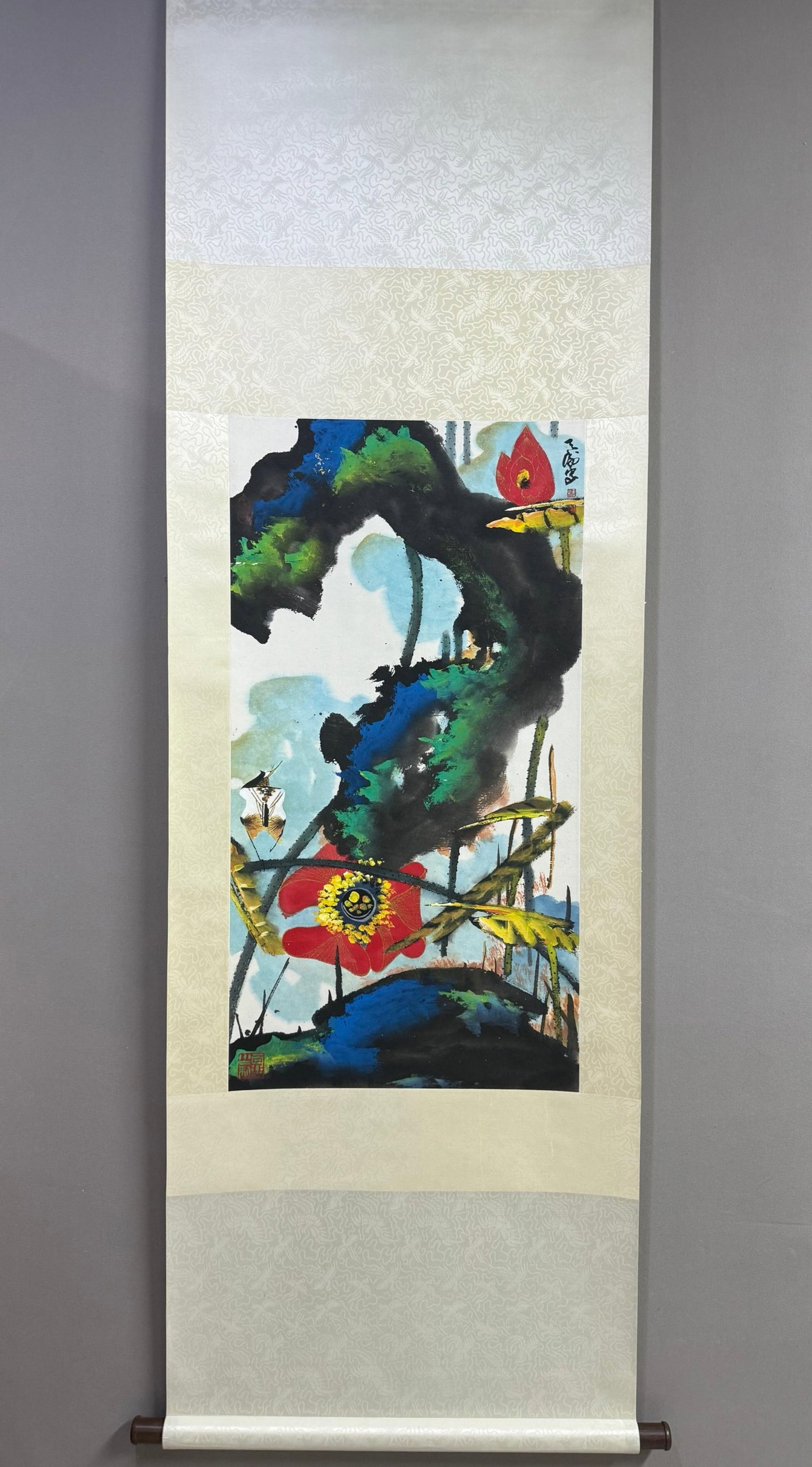 A Chinese Vertical Scroll Ink Painting of Flower on Paper: A Chinese Vertical Scroll Ink Painting of Flower on Paper,Han Tianheng,Size:34.6inx18.5in 一幅中国水墨花卉画立轴,韩天ŝ