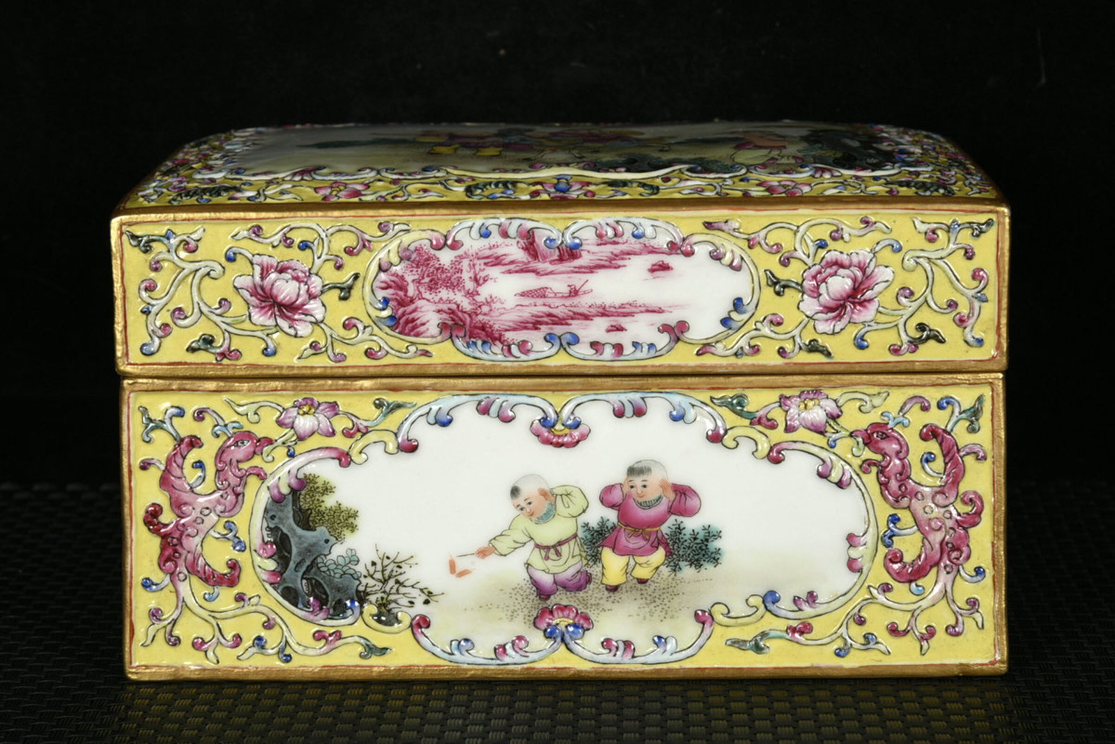 An Exquisite Yellow Ground Enamel Painted Gold Flower and Figure Pattern Box: An Exquisite Yellow Ground Enamel Painted Gold Flower and Figure Pattern Box,Qing Dynasty,China,Qianlong Six-character Mark,Size:4.1inx7.1inx4.7in 黄地珐琅彩描ŵ