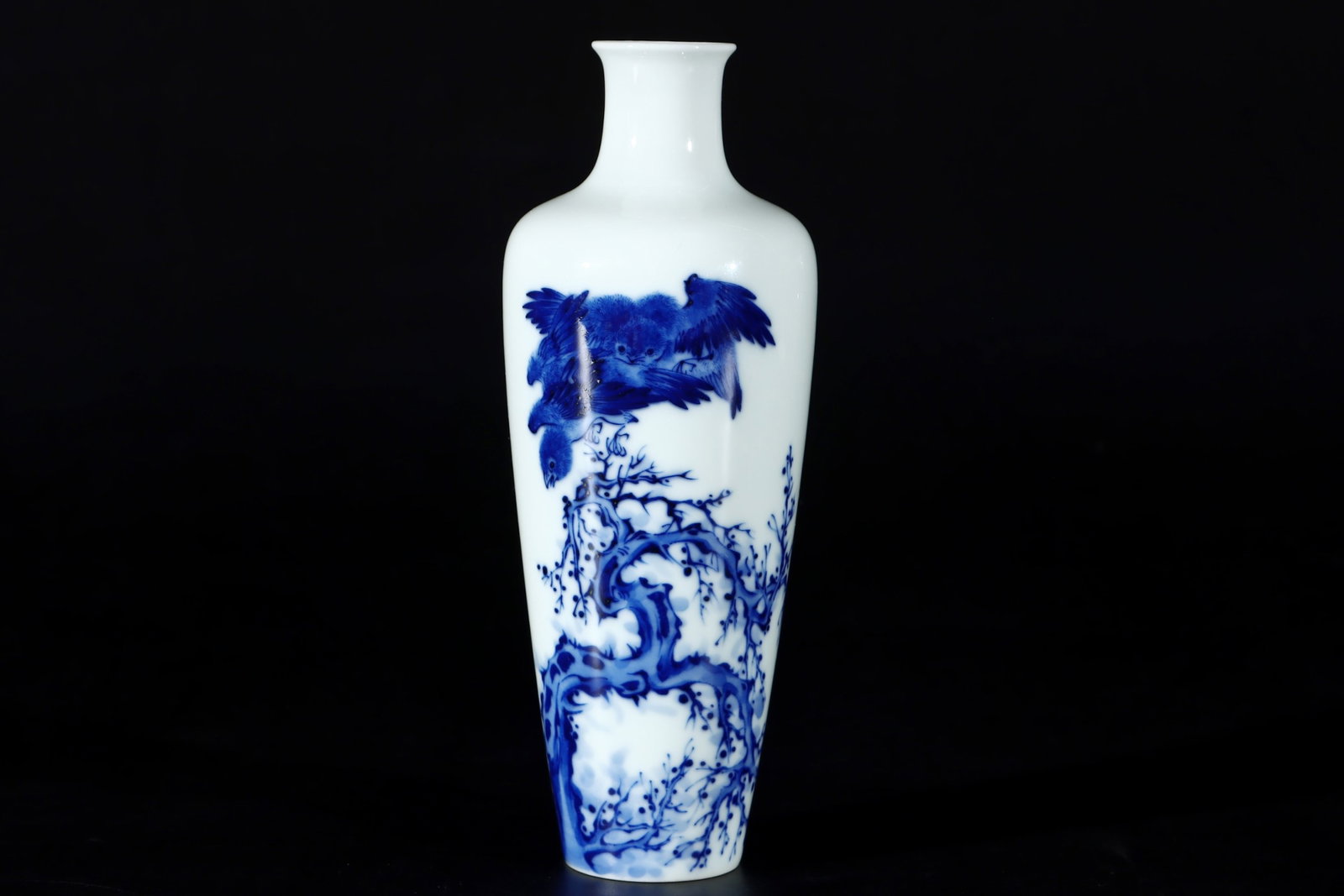 An Exquisite Blue and White Flower and Bird Pattern Vase: An Exquisite Blue and White Flower and Bird Pattern Vase,the Republic of China,With Mark,Size:7inx2.8in 青花花鸟纹瓶中国民国时期
