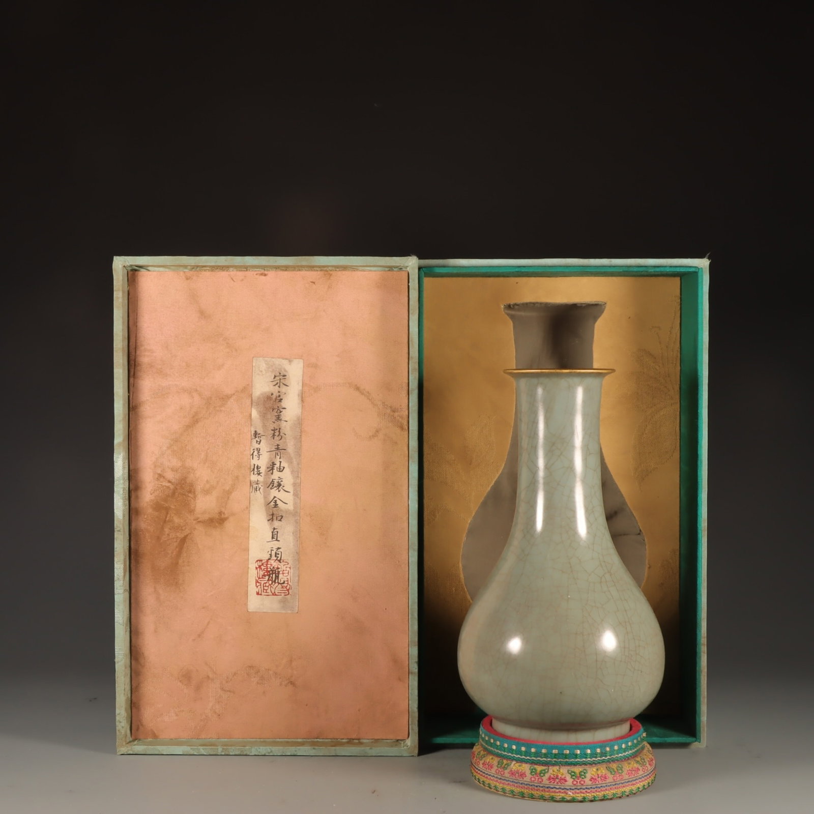 An Exquisite Guan yao Celadon Glazed Inlaid Gold Vase,with an Imperial Poem by Emperor Qianlong: An Exquisite Guan yao Celadon Glazed Inlaid Gold Vase,with an Imperial Poem by Emperor Qianlong,Song Dynasty,China,Size:9.4inx5.2in
