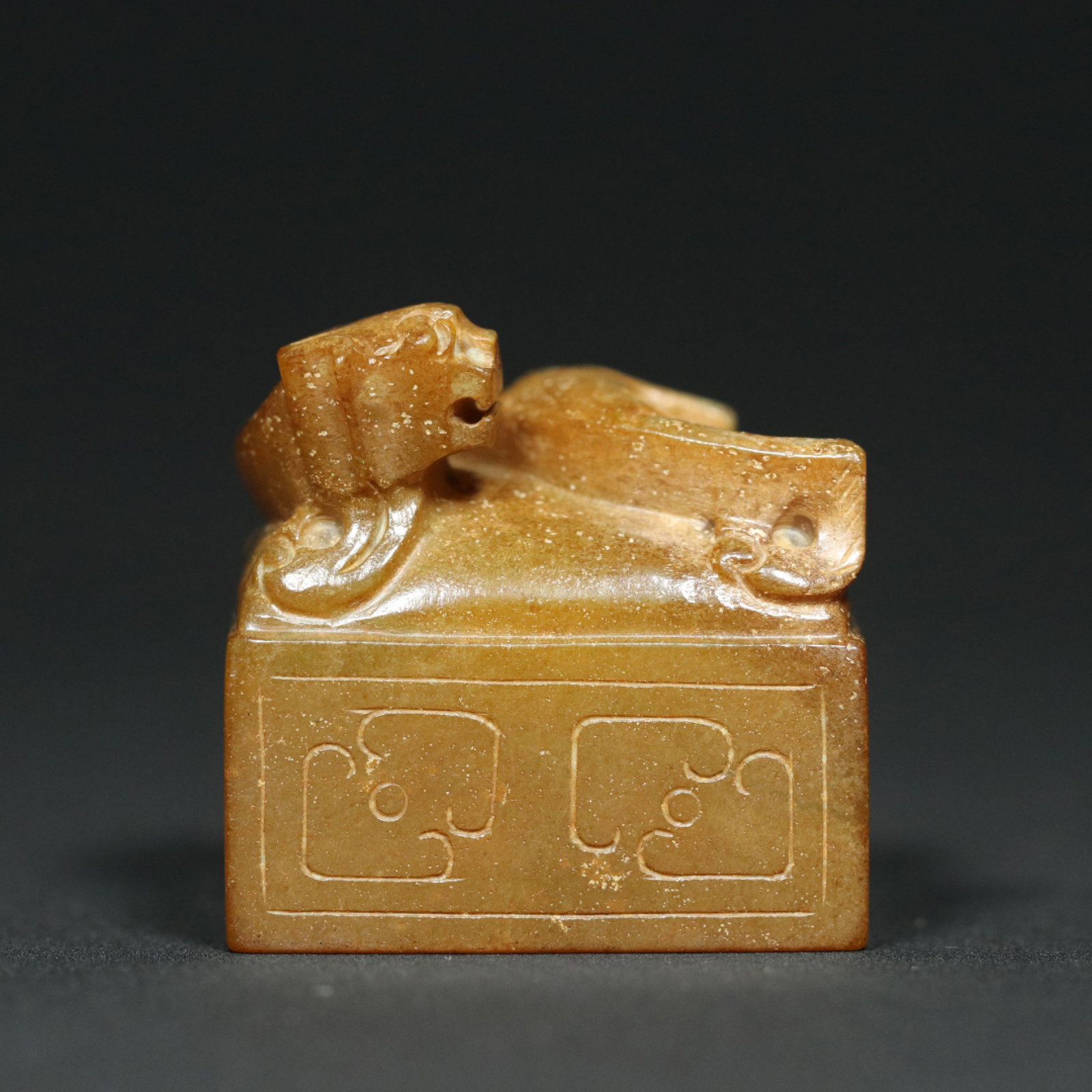 An Exquisite Archaic Jade Dragon Seal: An Exquisite Archaic Jade Dragon Seal,Han Dynasty,China,Size:1.4inx1.3inx1.3in,Weight:83.2g 高古玉龙印章,中国汉代