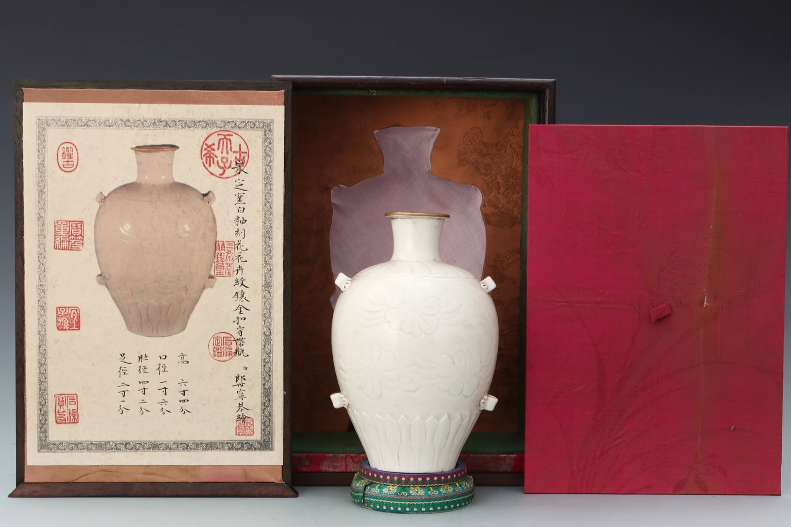 An Exquisite Ding yao White Glazed Inlaid Gold Flower Pattern Vase,with an Imperial Poem by Emperor: An Exquisite Ding yao White Glazed Inlaid Gold Flower Pattern Vase,with an Imperial Poem by Emperor Qianlong,Song Dynasty,China,Size:8.3inx5.6in