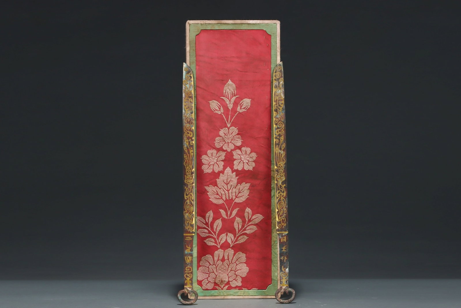 A Pair of Archaic Bronze Inlaid Gold Auspicious Beast Pattern Swords: A Pair of Archaic Bronze Inlaid Gold Auspicious Beast Pattern Swords,the Warring States period in China,Size:17.3inx0.9in 一对青铜错金瑞兽纹ऩ