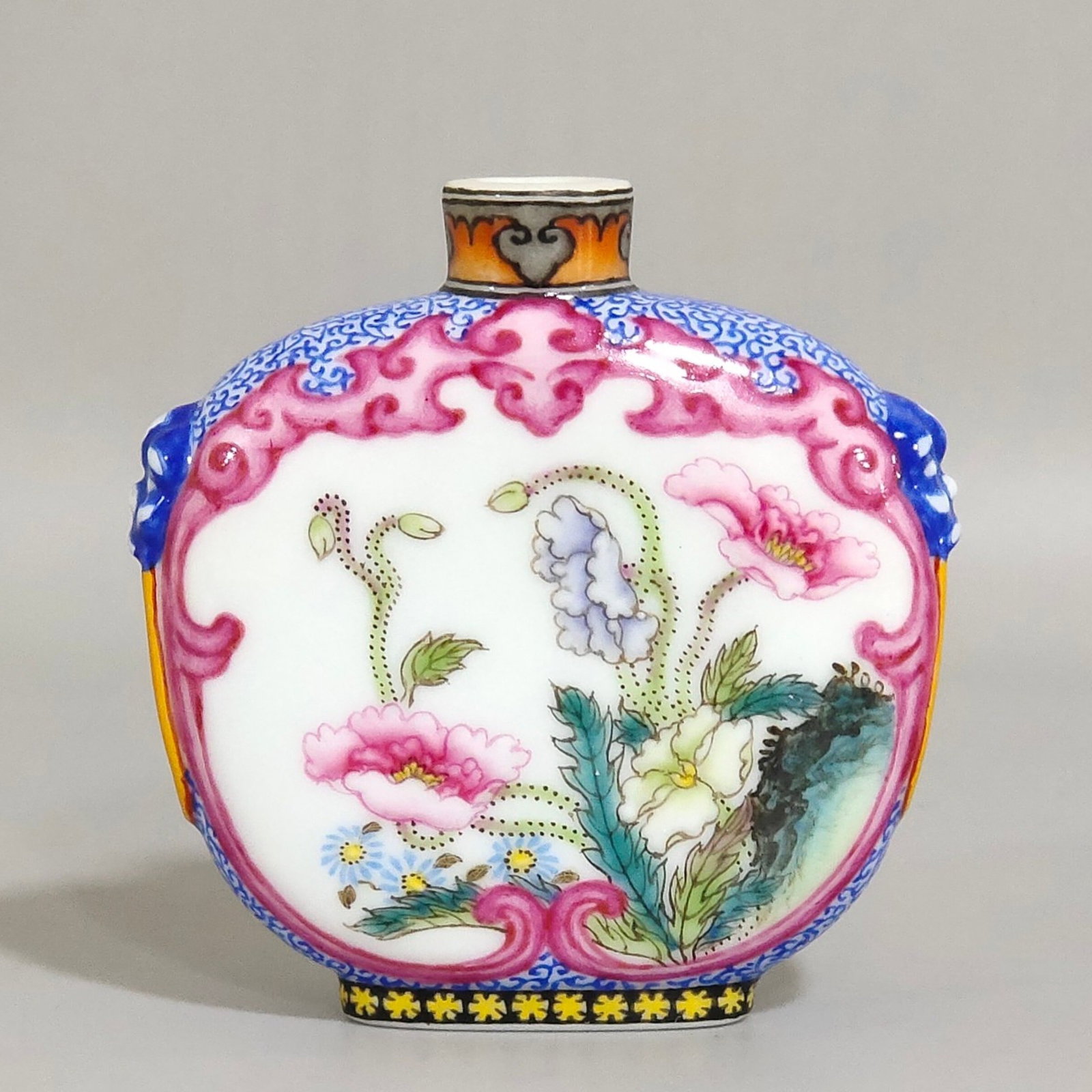An Exquisite Enamel Flower Pattern Snuff Bottle: An Exquisite Enamel Flower Pattern Snuff Bottle,Qing Dynasty,China,Qianlong Four-character Mark,Size:2.4inx2.4in 珐琅彩花卉纹鼻烟壶,中ࢲ
