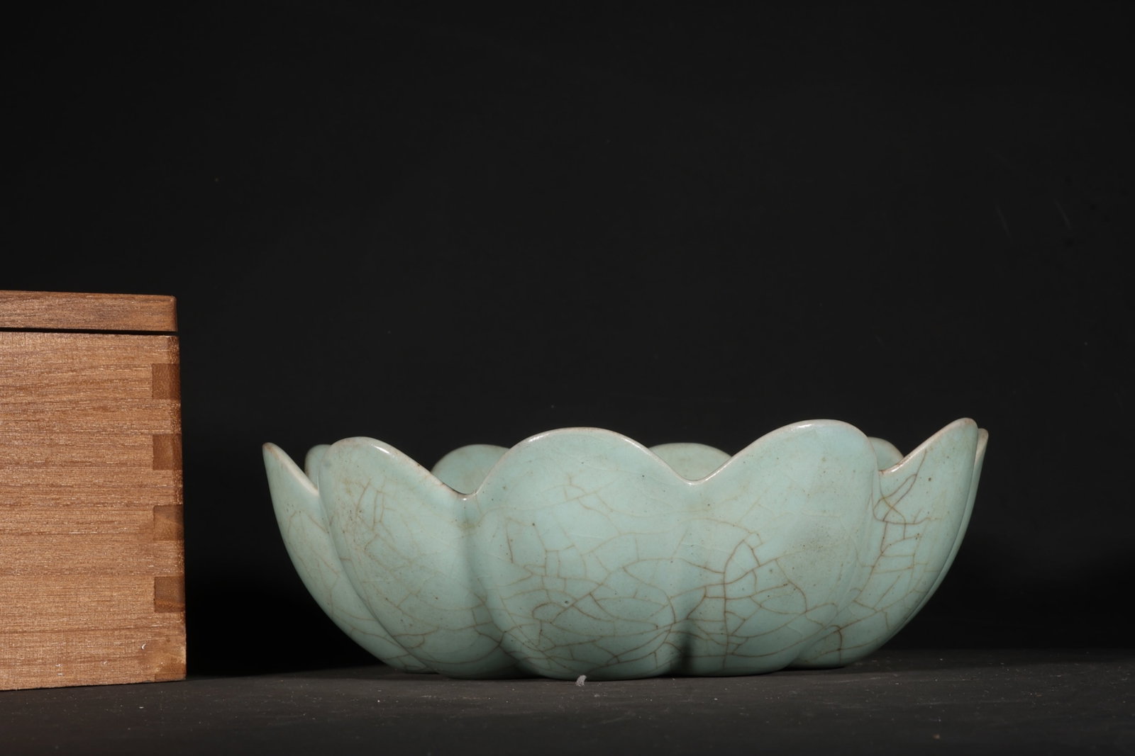 An Exquisite Ru yao Sky Blue Glazed Plate: An Exquisite Ru yao Sky Blue Glazed Plate,Song Dynasty,China,Size:2.3inx7.1in 汝窑天蓝釉盘子,中国宋代
