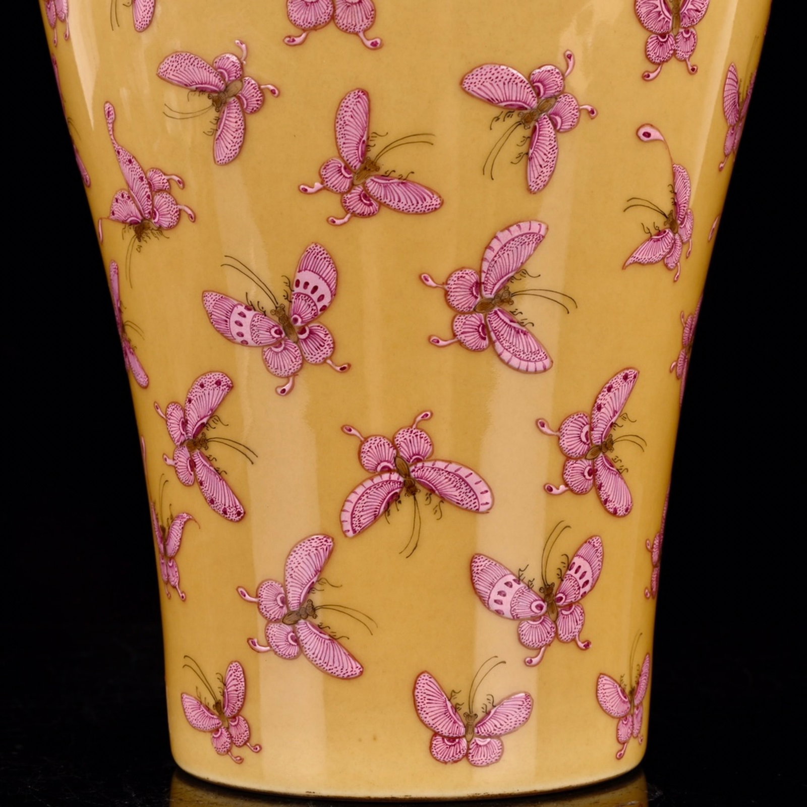 A Rare Yellow Glazed Ruby Red-Glazed Butterfly Pattern Vase - 5