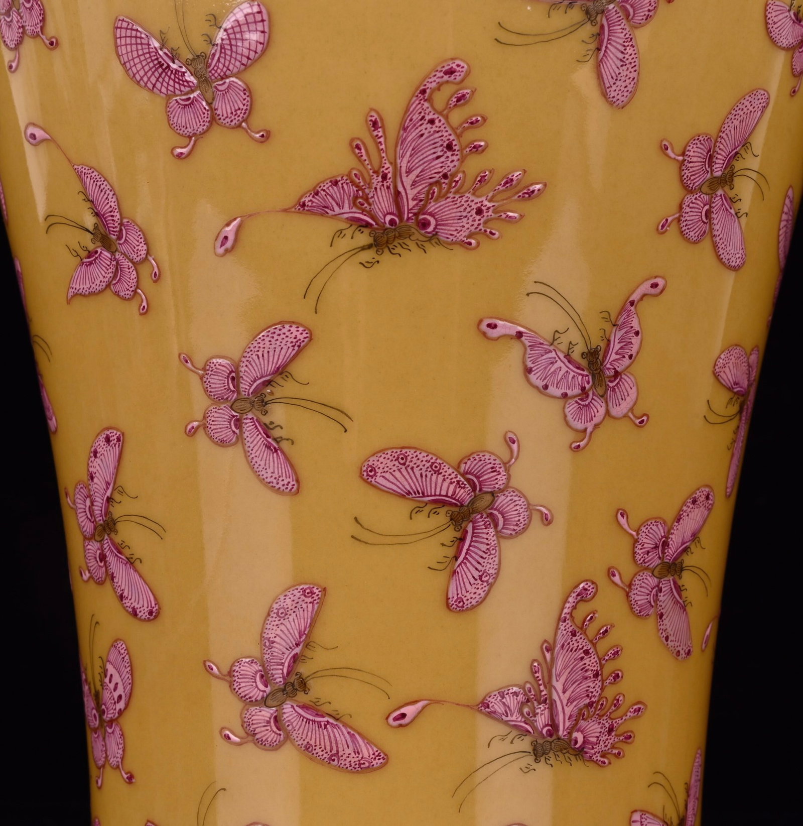 A Rare Yellow Glazed Ruby Red-Glazed Butterfly Pattern Vase - 7