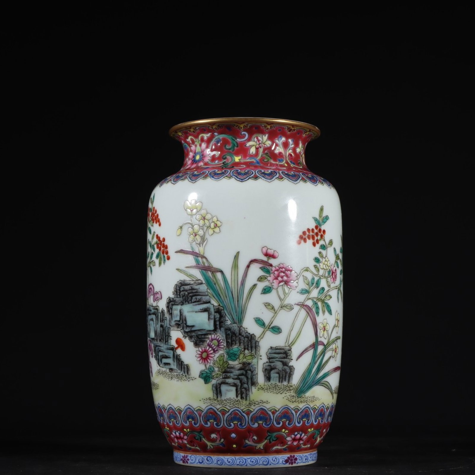 An Exquisite Famille-Rose Flower Pattern Vase: An Exquisite Famille-Rose Flower Pattern Vase,Qing Dynasty,China,Qianlong Six-character Mark,Size:6.3inx3.7in 粉彩花卉纹瓶,中国清代,乾