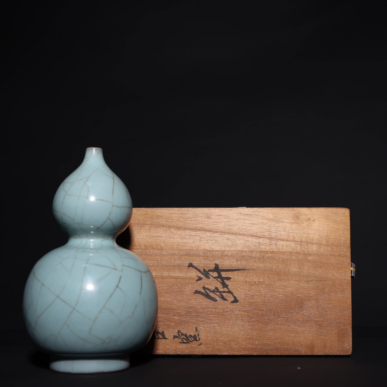 An Exquisite Guan yao Celadon Glazed Gourd-Shaped Vase: An Exquisite Guan yao Celadon Glazed Gourd-Shaped Vase,Song Dynasty,China,Size:7.5inx4.7in 官窑青釉葫芦瓶,中国宋代