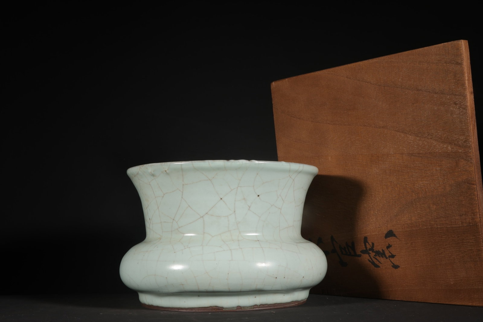 An Exquisite Guan yao Celadon Glazed Vase: An Exquisite Guan yao Celadon Glazed Vase,Song Dynasty,China,Size:4.5inx6.5in 官窑青釉瓶,中国宋代