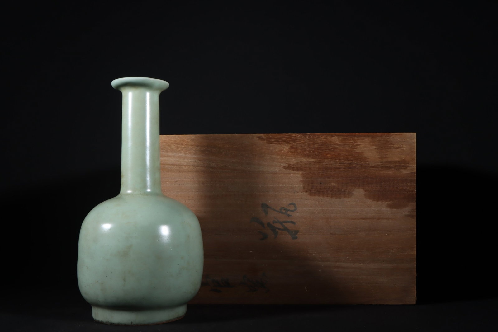 An Exquisite Guan yao Celadon Glazed Vase: An Exquisite Guan yao Celadon Glazed Vase,Song Dynasty,China,Size:10.2inx5.1in 官窑粉青釉瓶,中国宋代