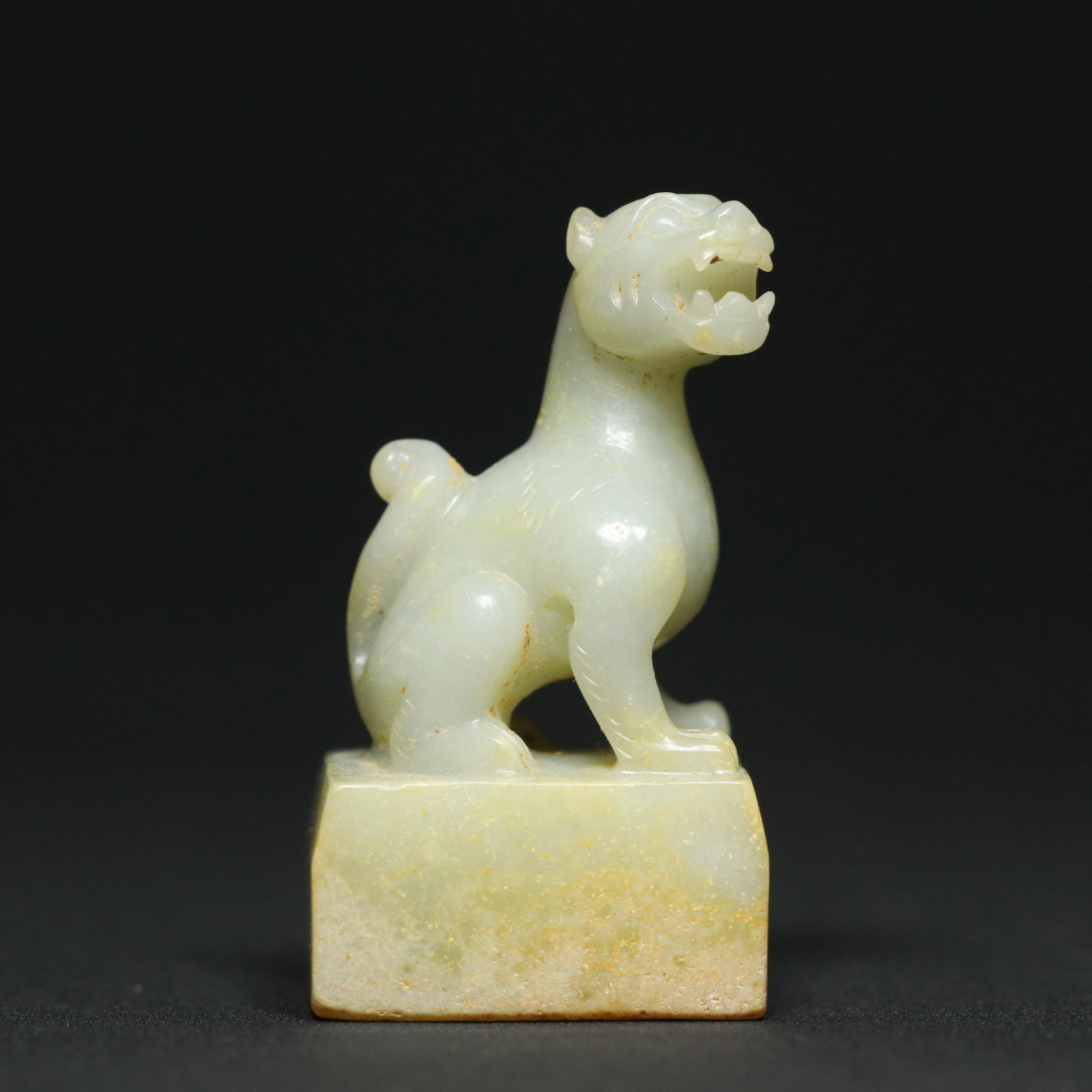 An Exquisite White Jade Auspicious Beast Seal: An Exquisite White Jade Auspicious Beast Seal,Han Dynasty,China,Size:1.9inx1.1inx0.9in,Weight:41.5g 白玉瑞兽印章,中国汉代