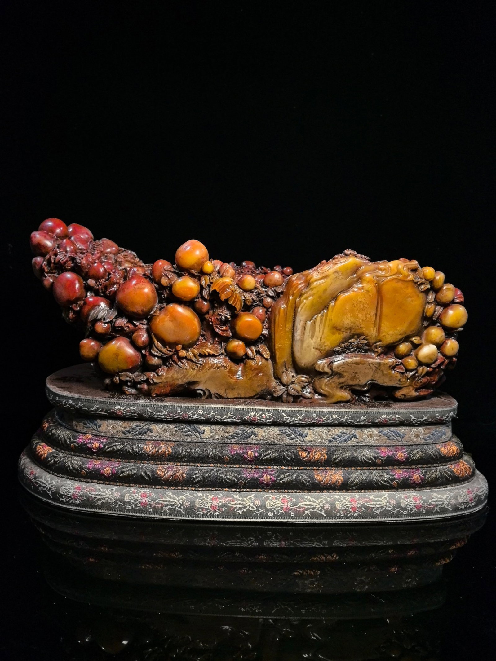 An Exquisite Tianhuang Stone Peach Seal: An Exquisite Tianhuang Stone Peach Seal,Qing Dynasty,China,Size:6.3inx15in,Weight:10.64kg 田黄石桃子印章,中国清代