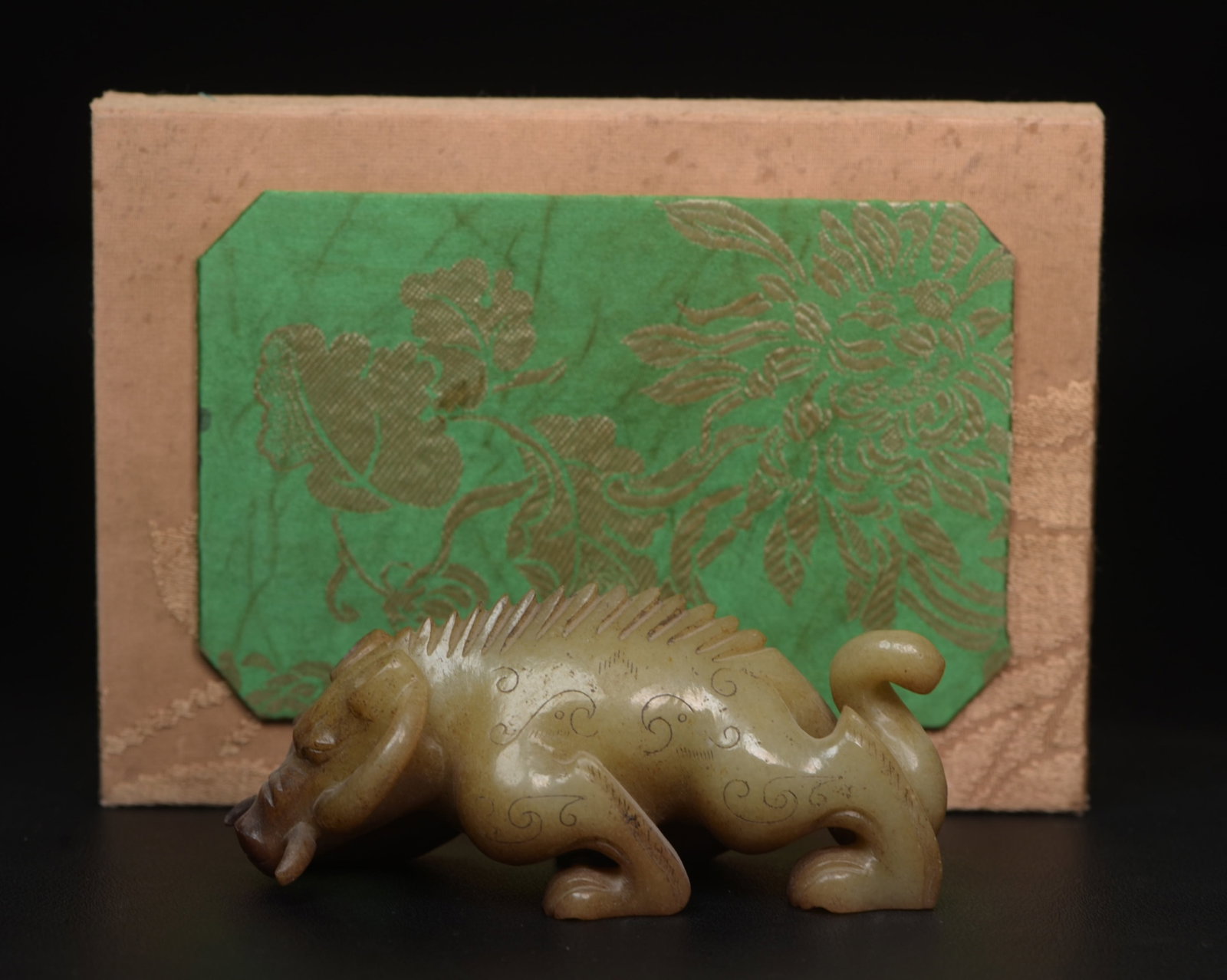 An Exquisite White Jade Beast Ornament: An Exquisite White Jade Beast Ornament,Qing Dynasty,China,Size:4.7inx2inx1.8in,Weight:273g 白玉兽摆件,中国清代