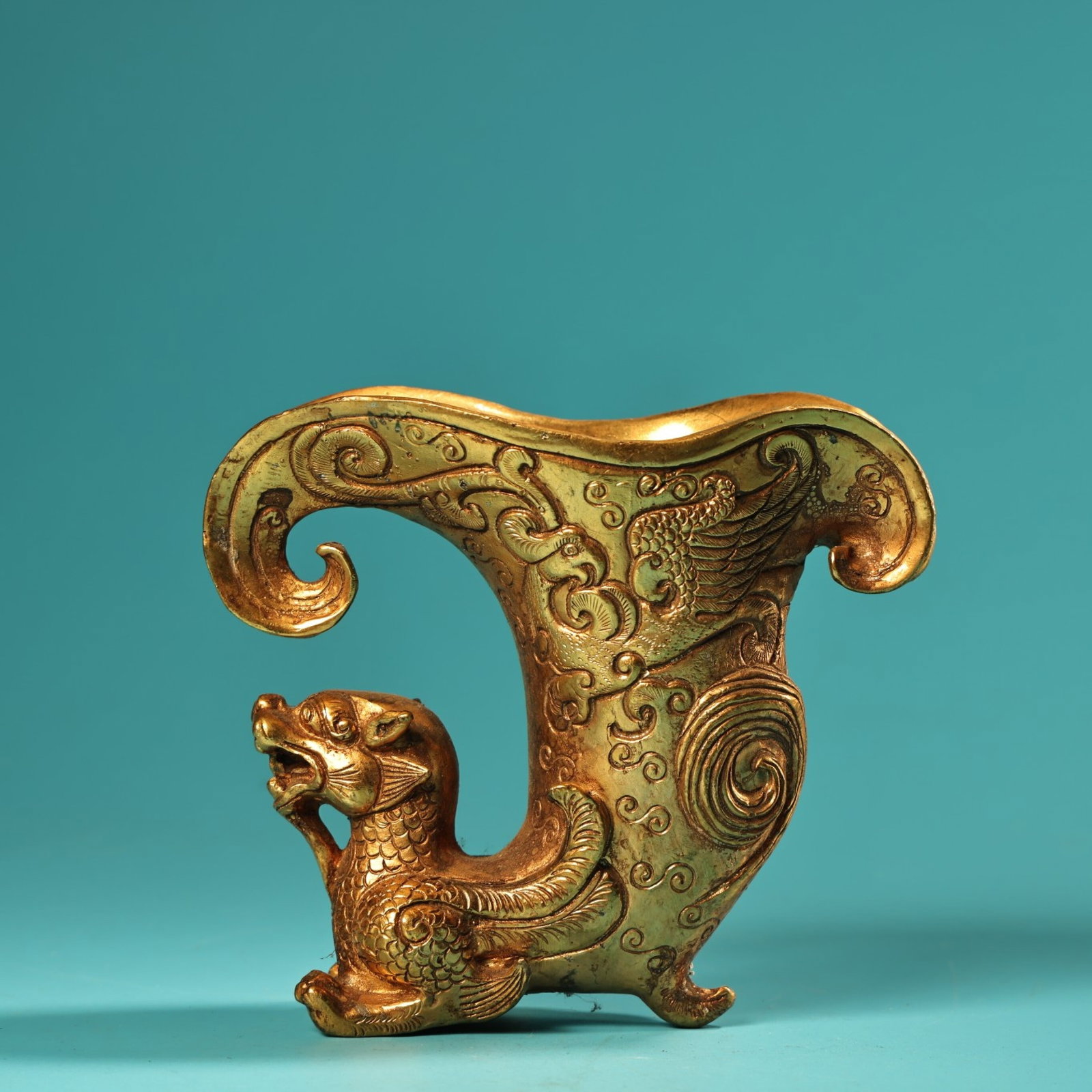 An Exquisite Gilt Bronze Dragon and Phoenix Pattern Libation Cup: An Exquisite Gilt Bronze Dragon and Phoenix Pattern Libation Cup,Tang Dynasty,China,With Mark,Size:4.1inx4.7in,Weight:950g