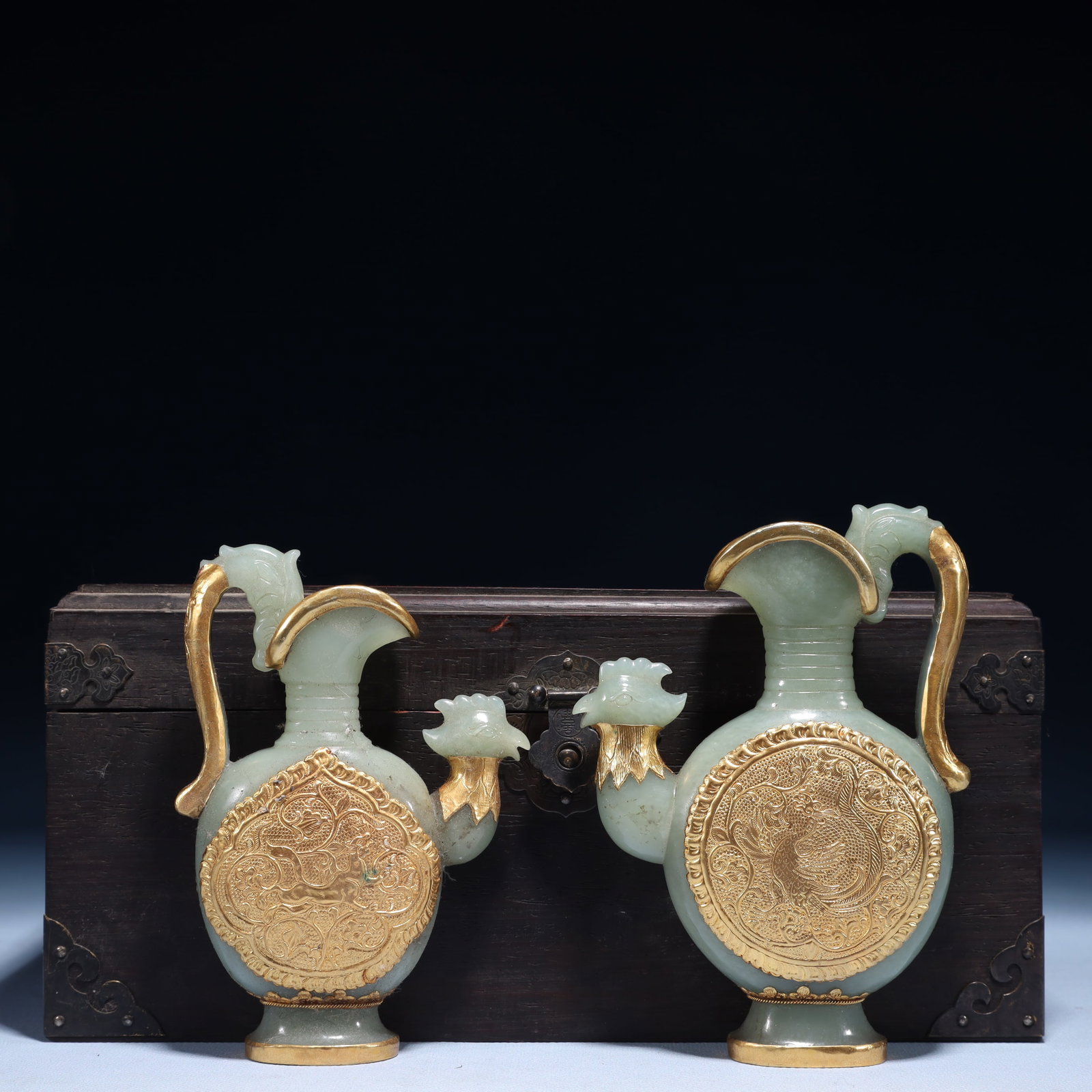 A Pair of Exquisite White Jade Cover with Gold Auspicious Beast Pattern Pots: A Pair of Exquisite White Jade Cover with Gold Auspicious Beast Pattern Pots,Qing Dynasty,China,Size:4.3inx1.2inx9.8in,(Box)11inx5.1in,Weight:550g 一对白玉包金ĩ