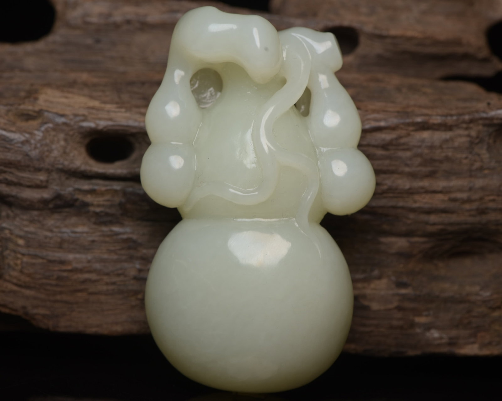An Exquisite White Jade Gourd Ornament: An Exquisite White Jade Gourd Ornament,Qing Dynasty,China,Size:3.1inx2inx1.1in,Weight:151g 白玉葫芦摆件,中国清代