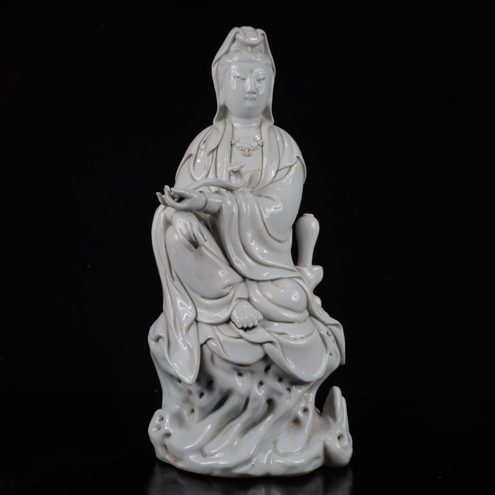 An Exquisite Blance-De-Chine Statue of Avalokitesvara: An Exquisite Blance-De-Chine Statue of Avalokitesvara,Qing Dynasty,China,Size:5.9inx4.7inx13in,Weight:2450g 德化瓷观音像,中国清代