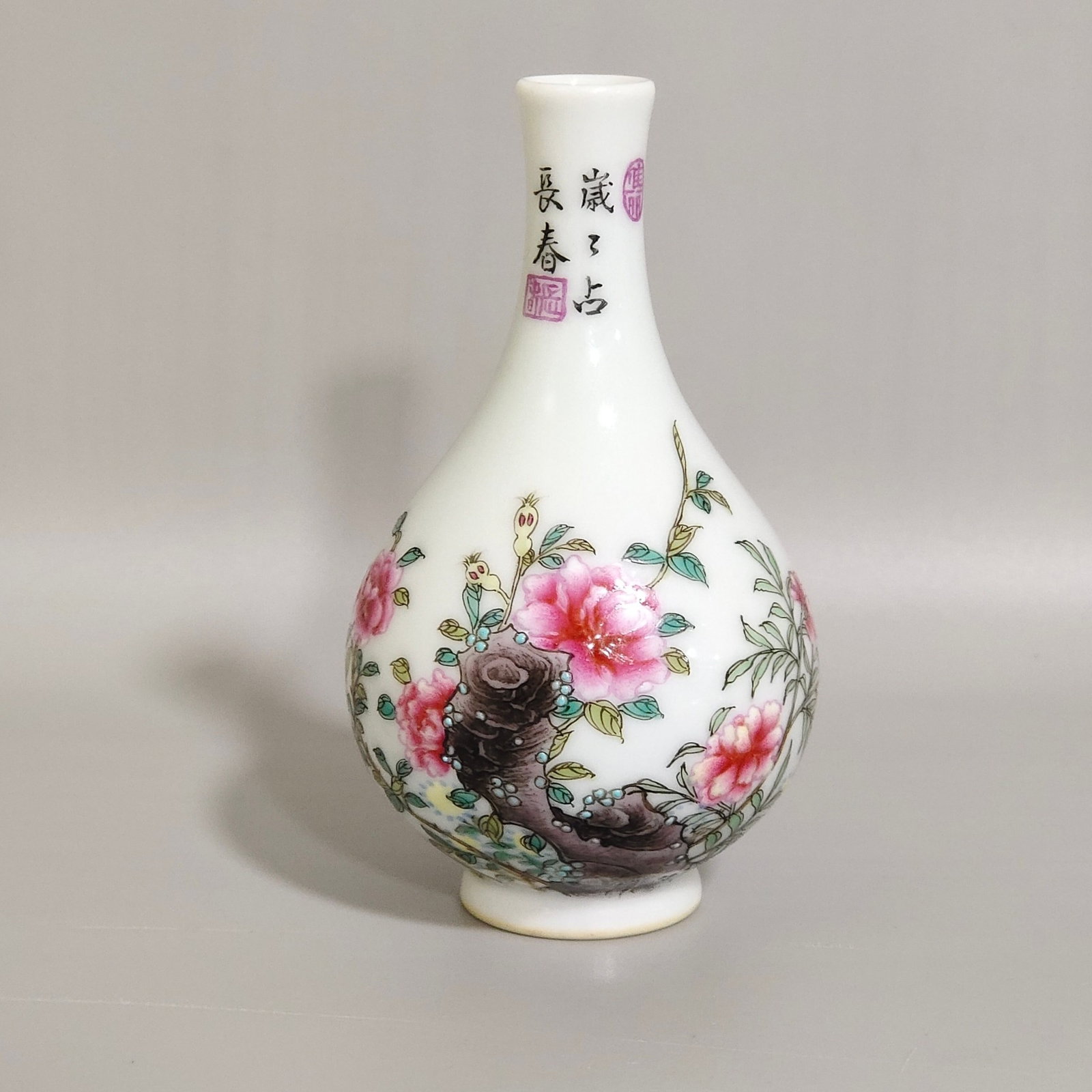 An Exquisite Famille-Rose Flower Pattern Vase,with poem: An Exquisite Famille-Rose Flower Pattern Vase,with poem,Qing Dynasty,China,Qianlong Four-character Mark,Size:3.5inx1.8in 粉彩花卉纹瓶,带诗文,È