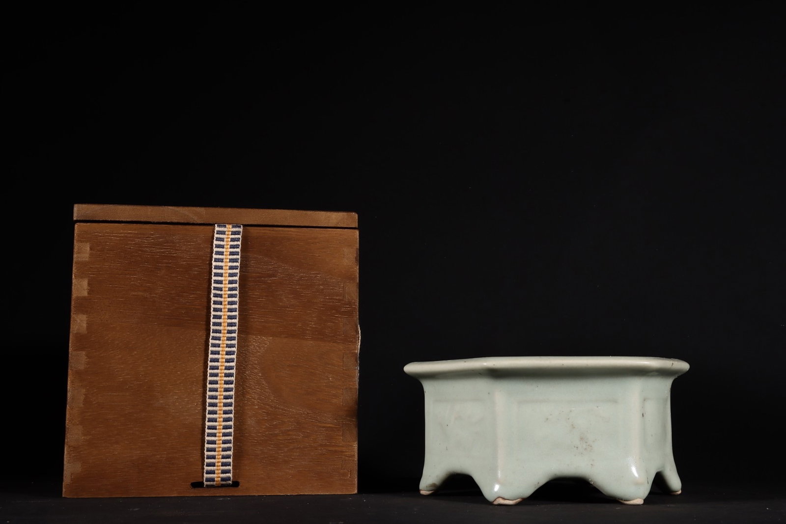 An Exquisite Longquan yao Celadon Glazed Flowerpot: An Exquisite Longquan yao Celadon Glazed Flowerpot,Song Dynasty,China,Size:2.4inx5.4in 龙泉窑粉青釉花盆,中国宋代