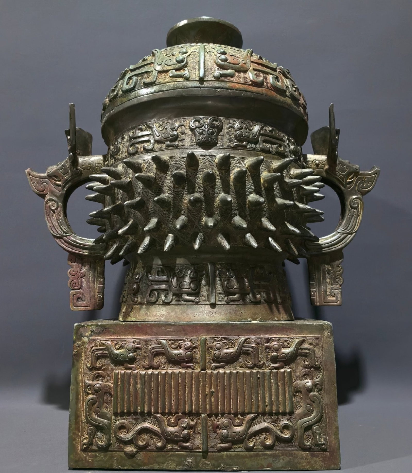 A Huge Bronze Phoenix and Bird Pattern Double-Ears Food Vessel,With Base: A Huge Bronze Phoenix and Bird Pattern Double-Ears Food Vessel,With Base,Shang and Zhou Dynasty, China,Size:16.7inx15inx10.2in,Weight:9kg 中国商周时期乳໚