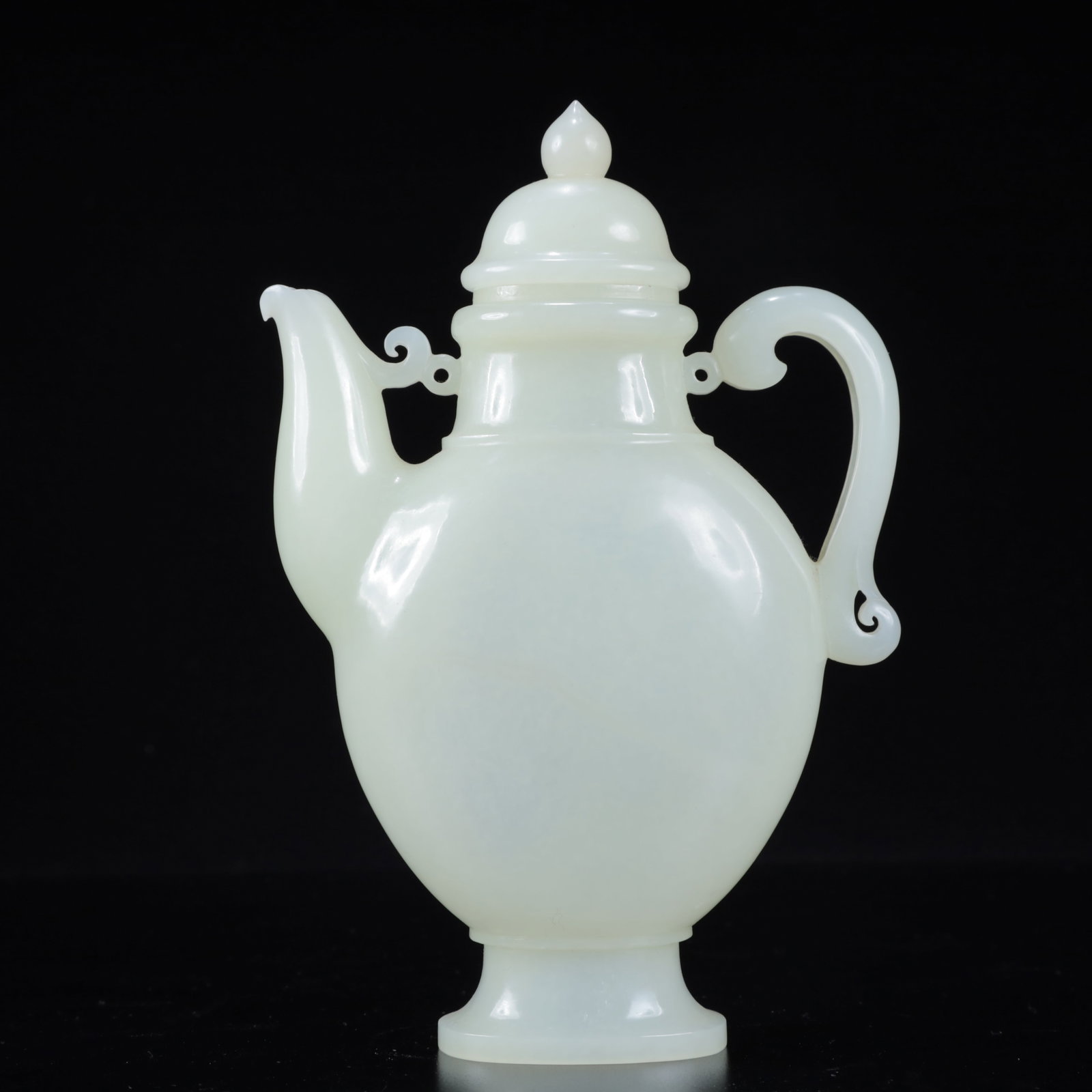 An Exquisite White Jade Teapot: An Exquisite White Jade Teapot,Qing Dynasty, China,Qianlong Four-character Mark,Size:4.7inx1.4inx6.7in,Weight:292g 白玉茶壶,中国清代,乾隆
