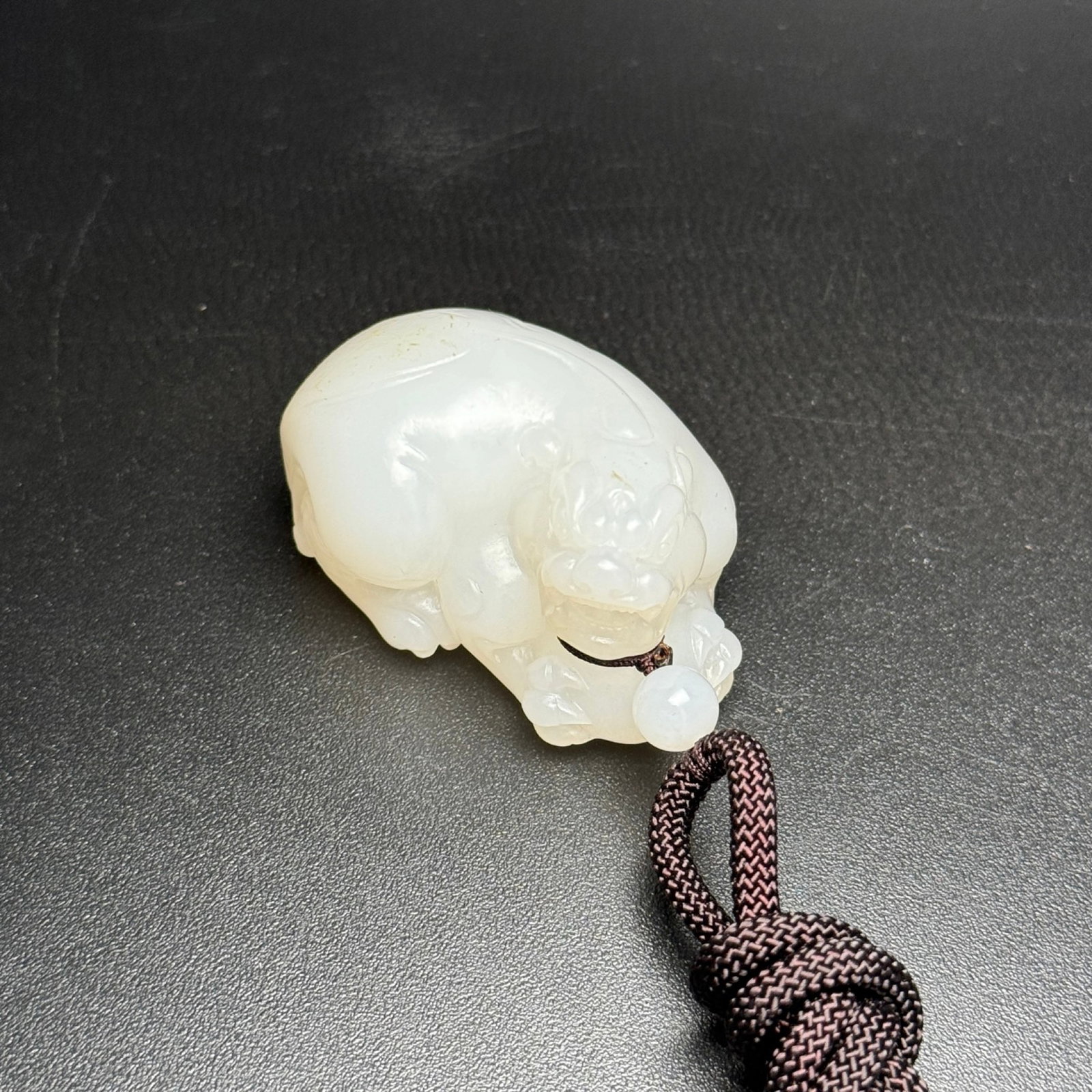 An Exquisite White Jade Wealth-Attracting Creature Pendant: An Exquisite White Jade Wealth-Attracting Creature Pendant,Qing Dynasty, China,Size:2inx1.3inx1.1in,Weight:85g 白玉貔貅挂件,中国清代