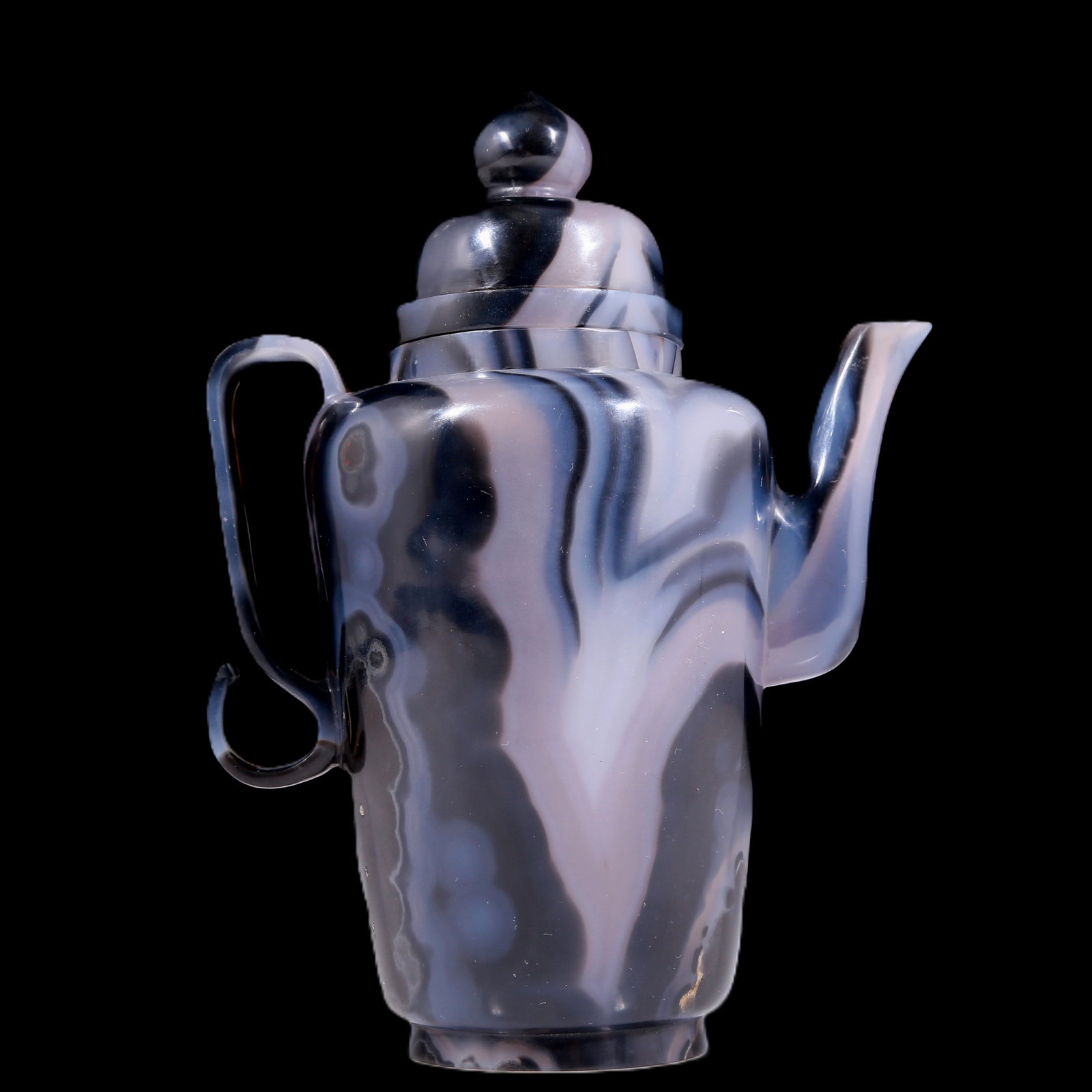 An exquisite agate ewer: An exquisite agate ewer, Qing Dynasty, China, Size: 5.3inx3.5inx7.3in Weight: 490g 玛瑙执壶，中国清代